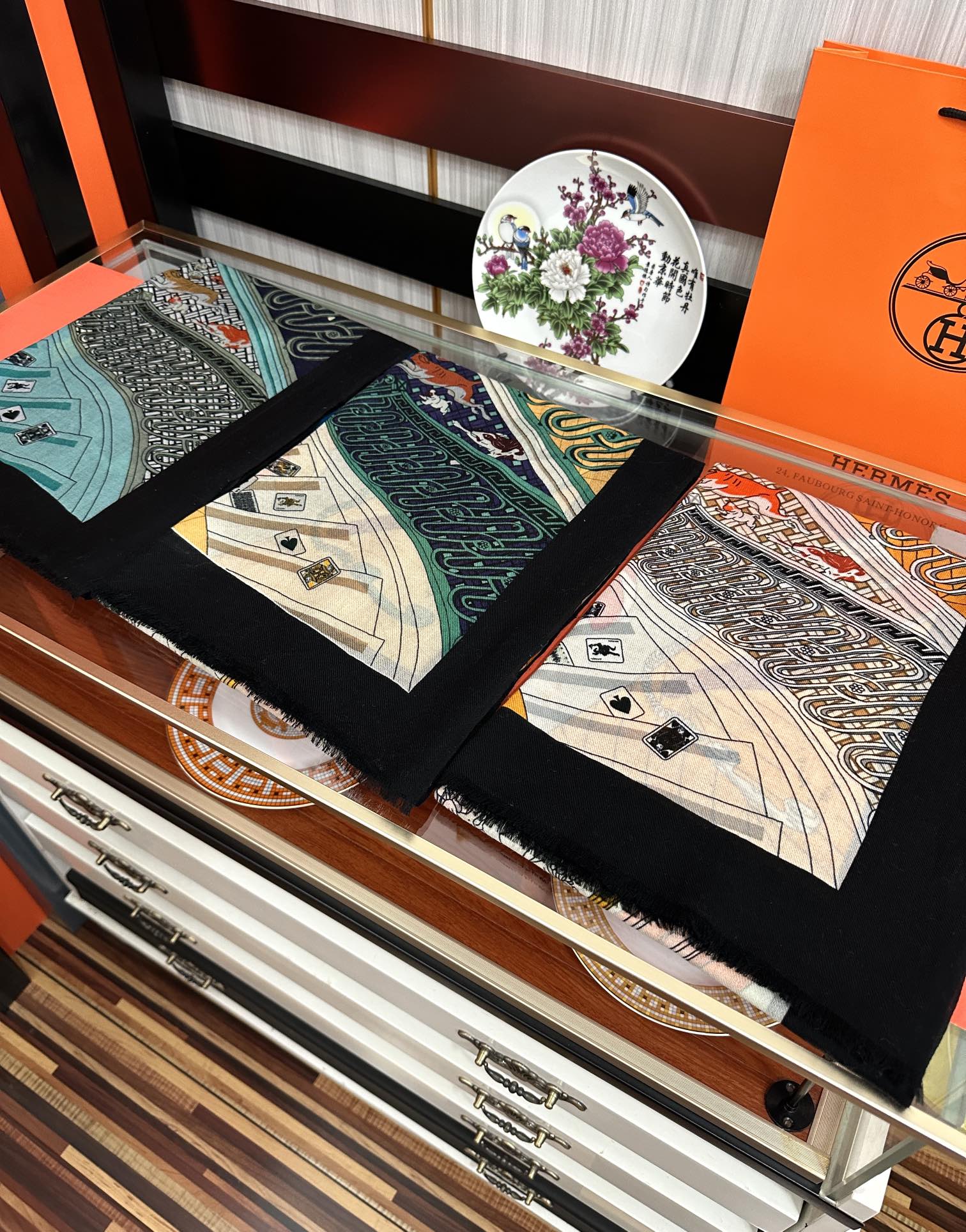 。 爱马士2025 最新款【24号之谜】顶级设计太美了，真心赞👍😘💍实物真心美 🎀披肩配以印花💓💃🏻无论