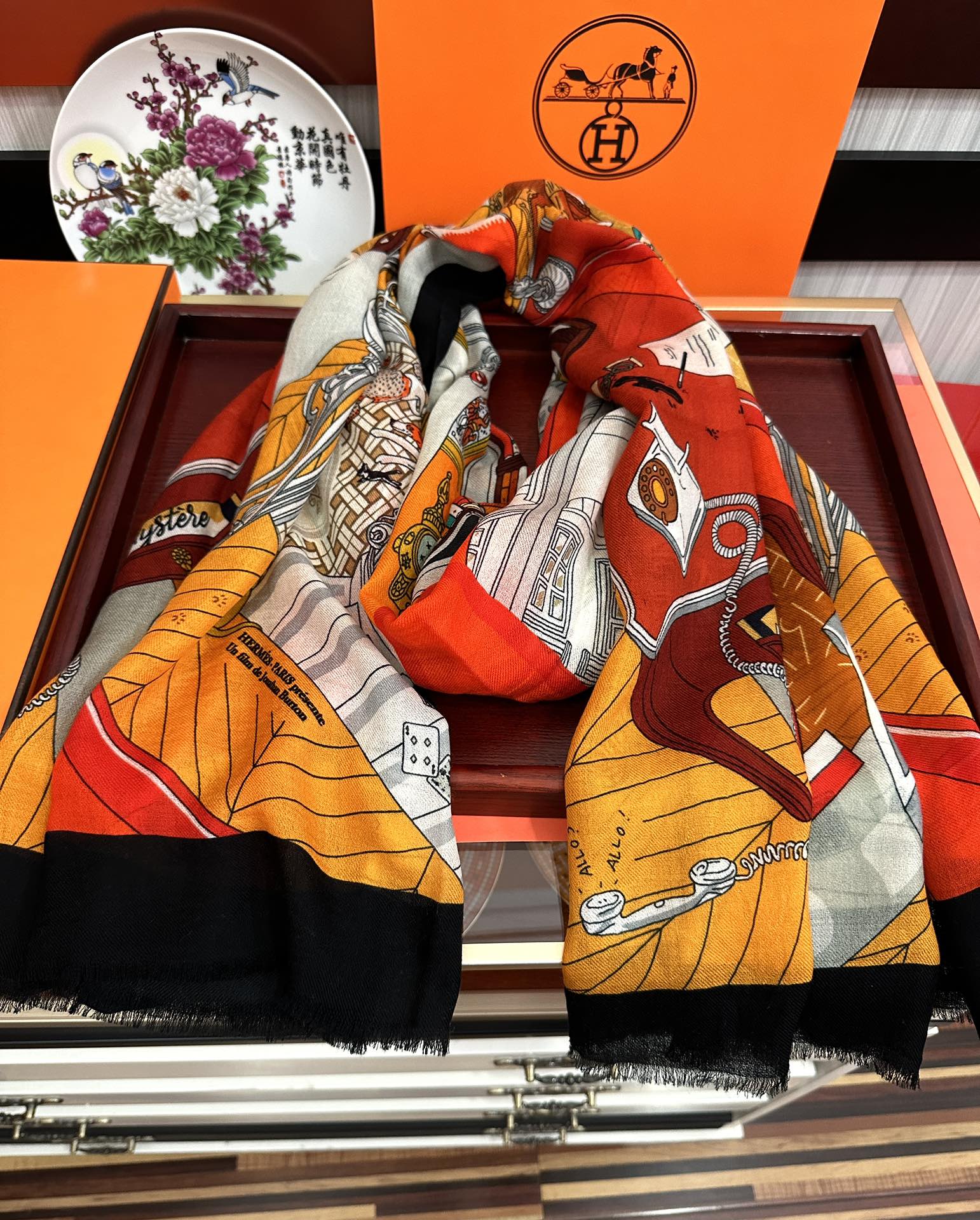 。 爱马士2025 最新款【24号之谜】顶级设计太美了，真心赞👍😘💍实物真心美 🎀披肩配以印花💓💃🏻无论