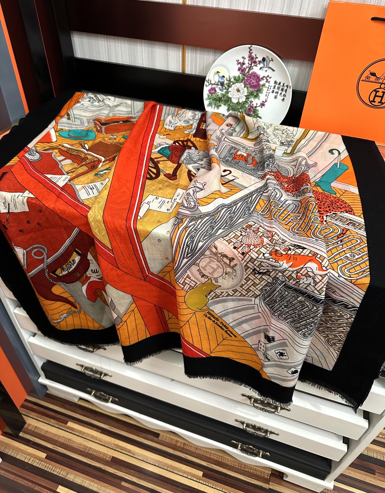 。 爱马士2025 最新款【24号之谜】顶级设计太美了，真心赞👍😘💍实物真心美 🎀披肩配以印花💓💃🏻无论