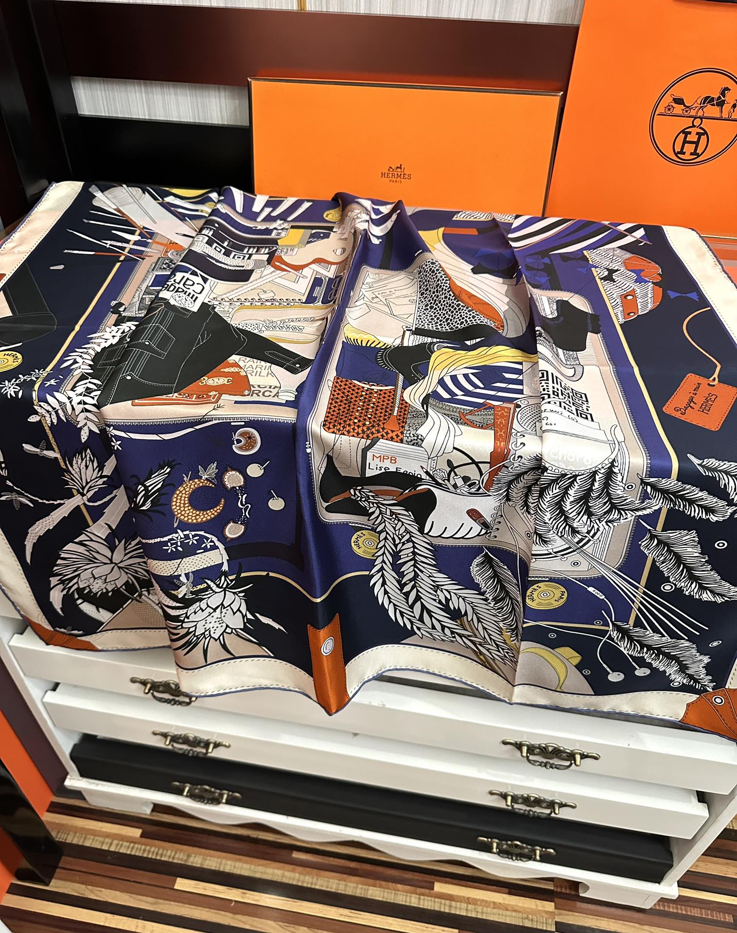 。爱 马 仕 官网同步手工卷边真丝方巾[得意] 这款爱马家展现强大而迷人的女性魅力精髓[色]此90厘米方