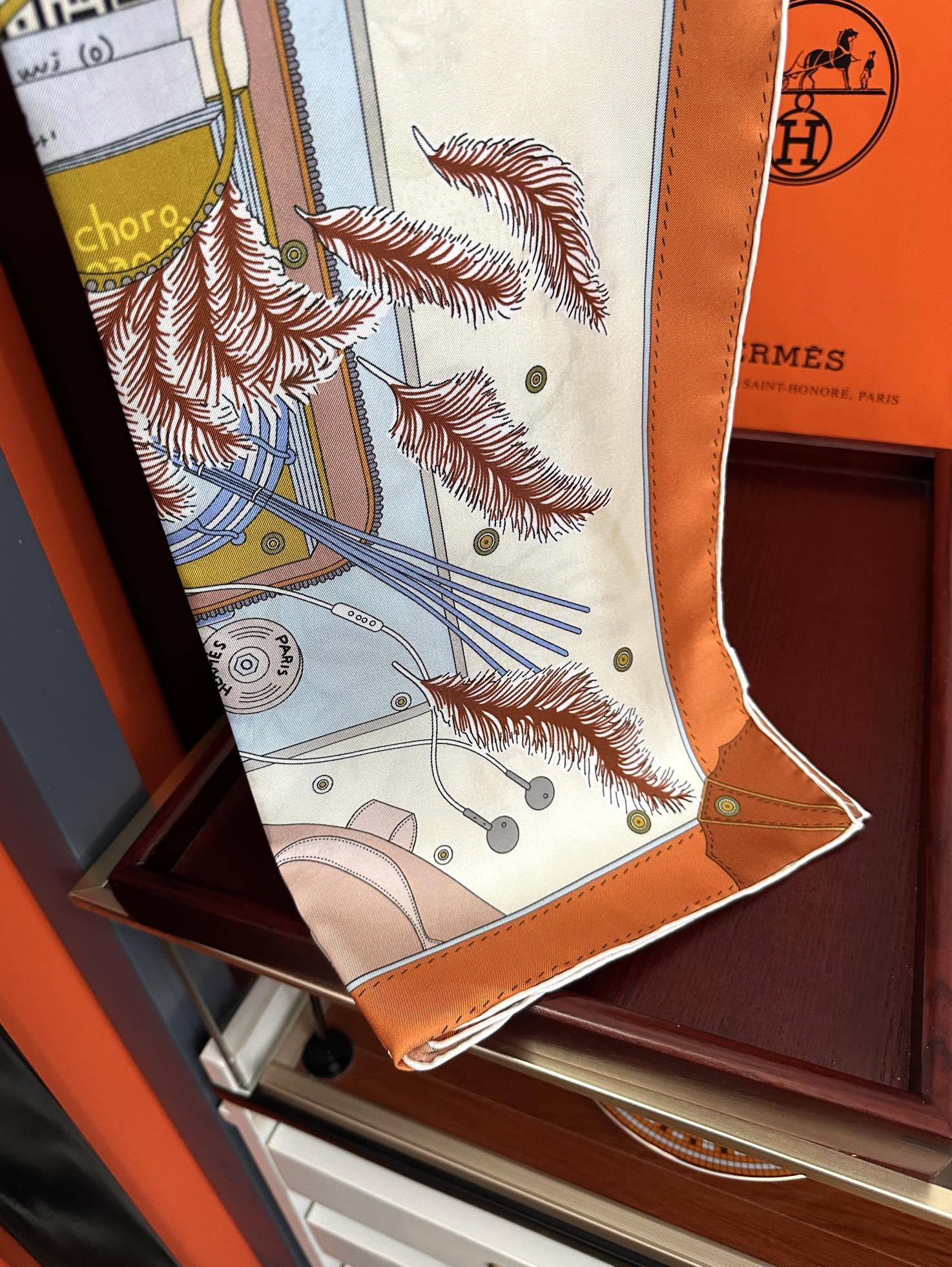 。爱 马 仕 官网同步手工卷边真丝方巾[得意] 这款爱马家展现强大而迷人的女性魅力精髓[色]此90厘米方