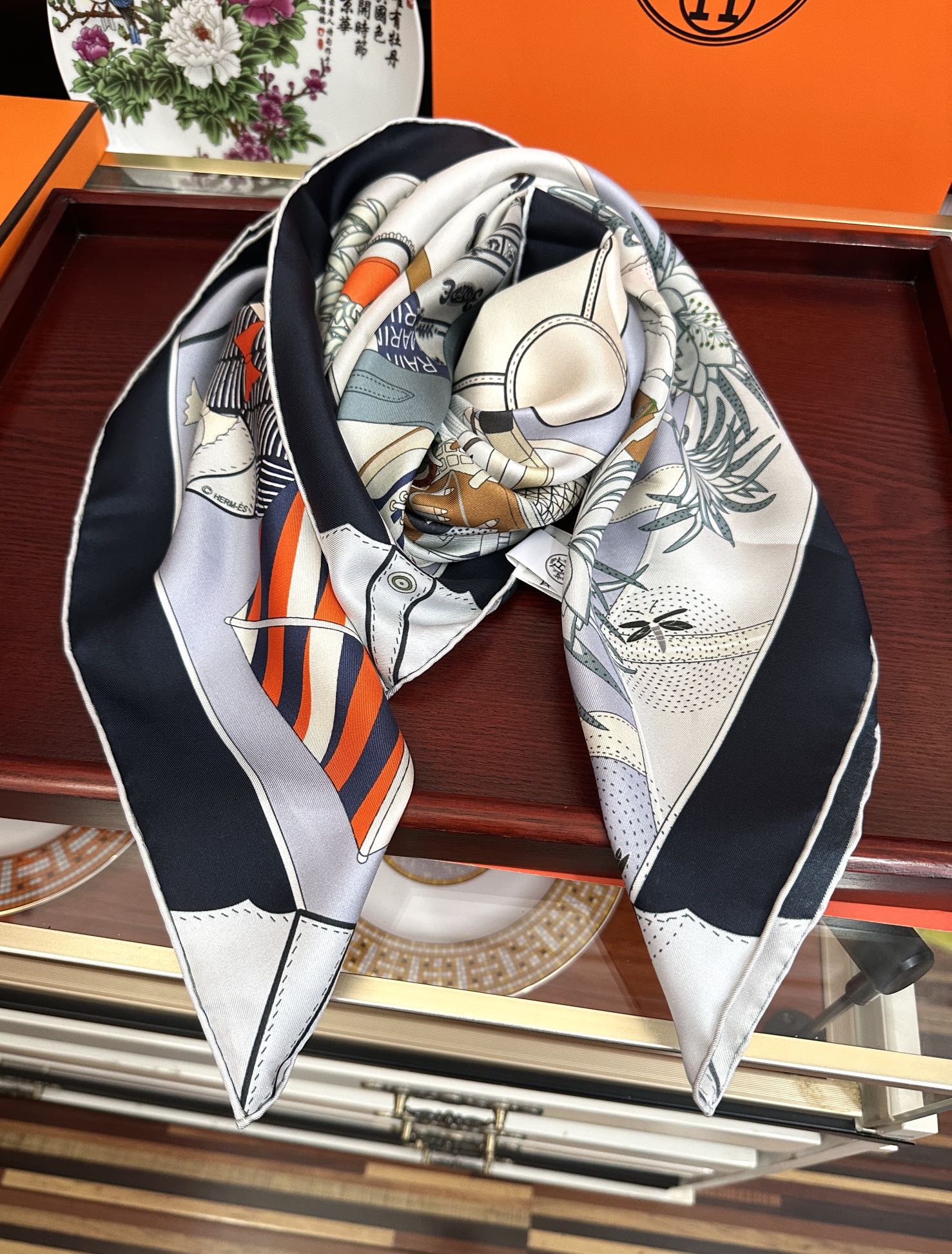 。爱 马 仕 官网同步手工卷边真丝方巾[得意] 这款爱马家展现强大而迷人的女性魅力精髓[色]此90厘米方