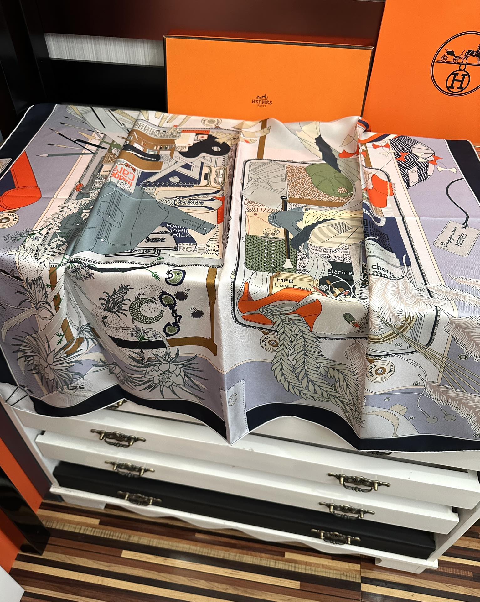 。爱 马 仕 官网同步手工卷边真丝方巾[得意] 这款爱马家展现强大而迷人的女性魅力精髓[色]此90厘米方