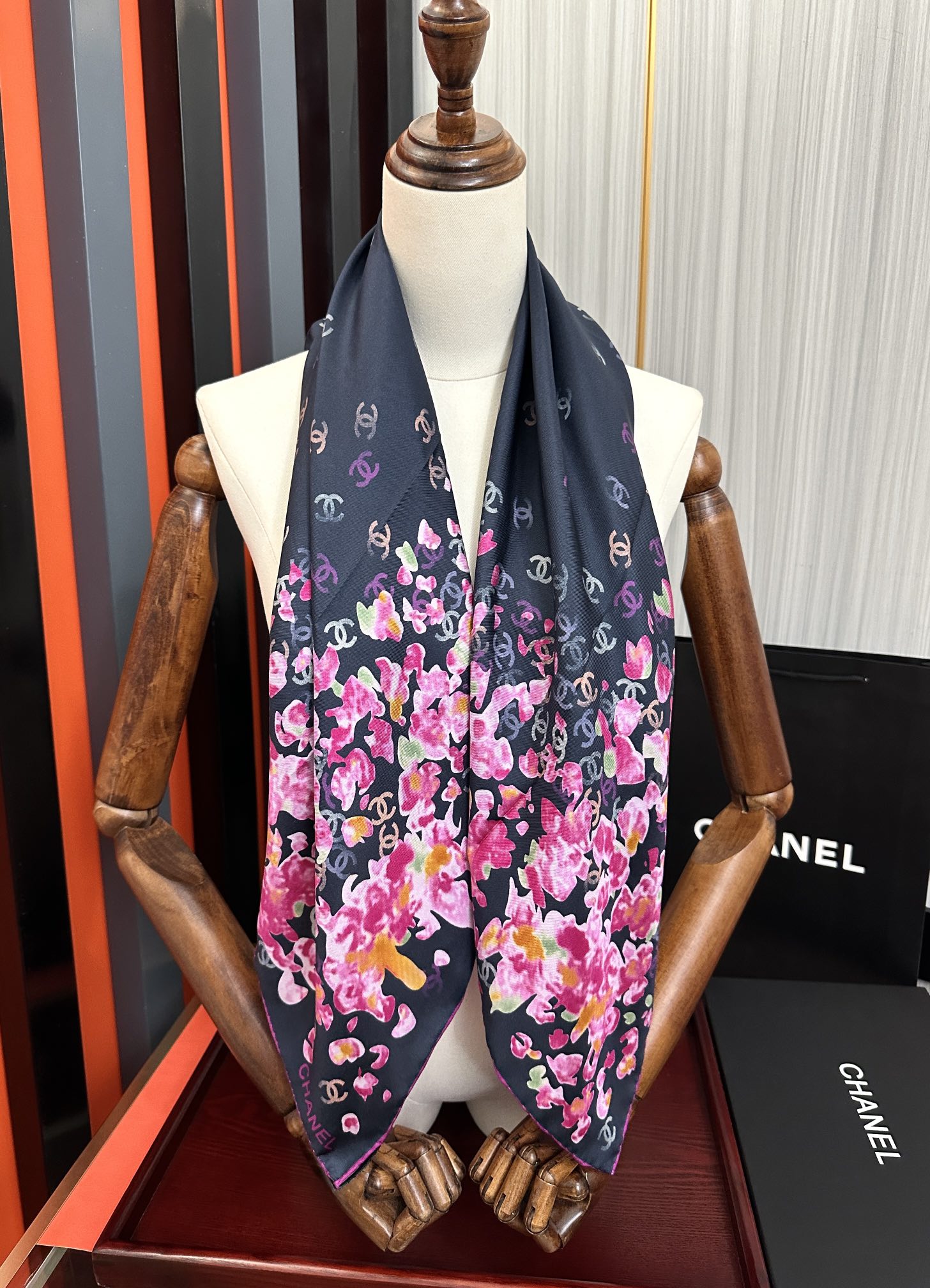 。香奈儿 【CC花卉】官网同步 薰衣草紫💜其繁花设计和晕染手法展现了典雅与浪漫的气质[得意]彩色字母的点