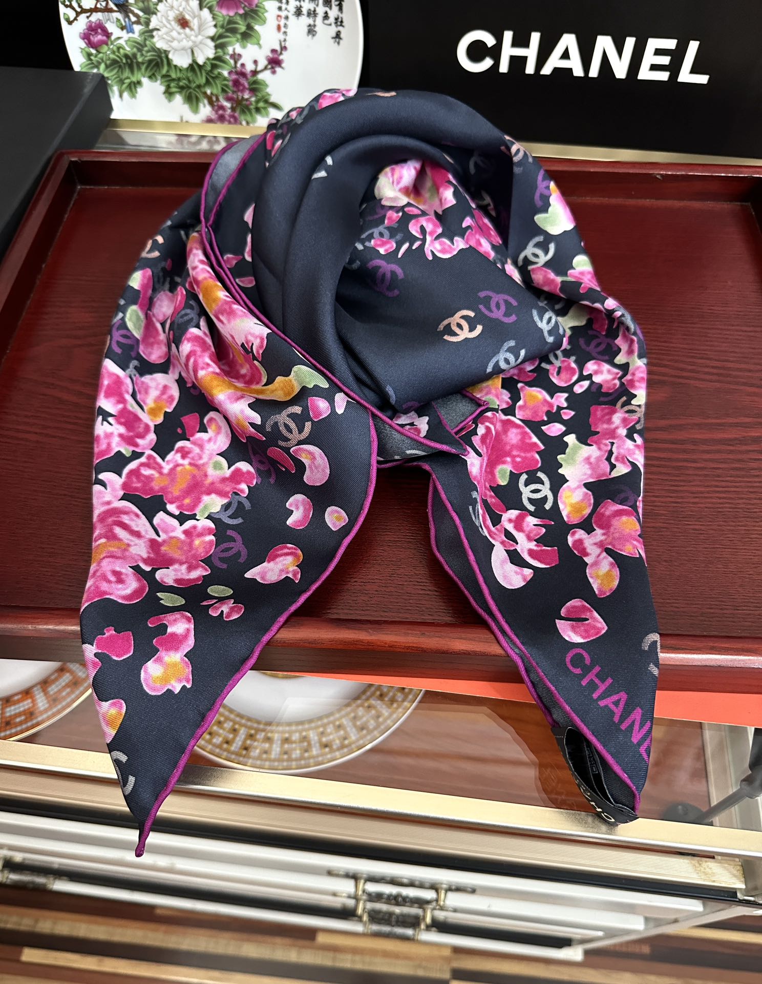 。香奈儿 【CC花卉】官网同步 薰衣草紫💜其繁花设计和晕染手法展现了典雅与浪漫的气质[得意]彩色字母的点