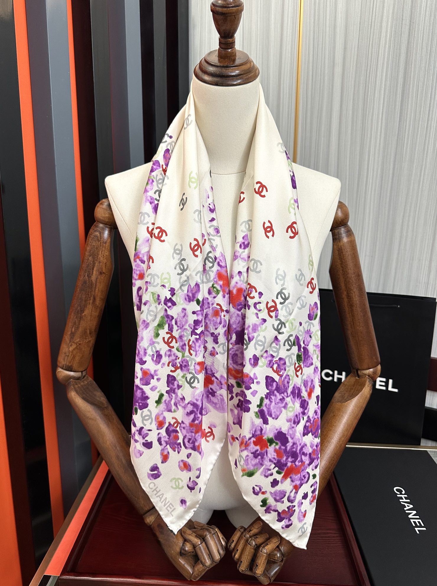 。香奈儿 【CC花卉】官网同步 薰衣草紫💜其繁花设计和晕染手法展现了典雅与浪漫的气质[得意]彩色字母的点