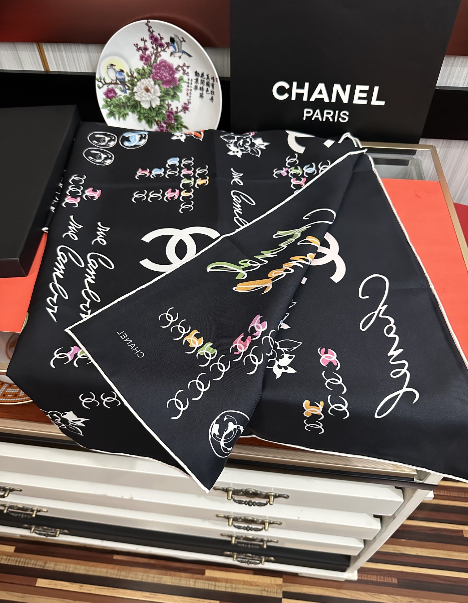 。双面同色 香奈儿18姆米 高版本👍香奶奶永远都是比较经典[發]一条印有字母Logo交织图案巧妙搭配[得