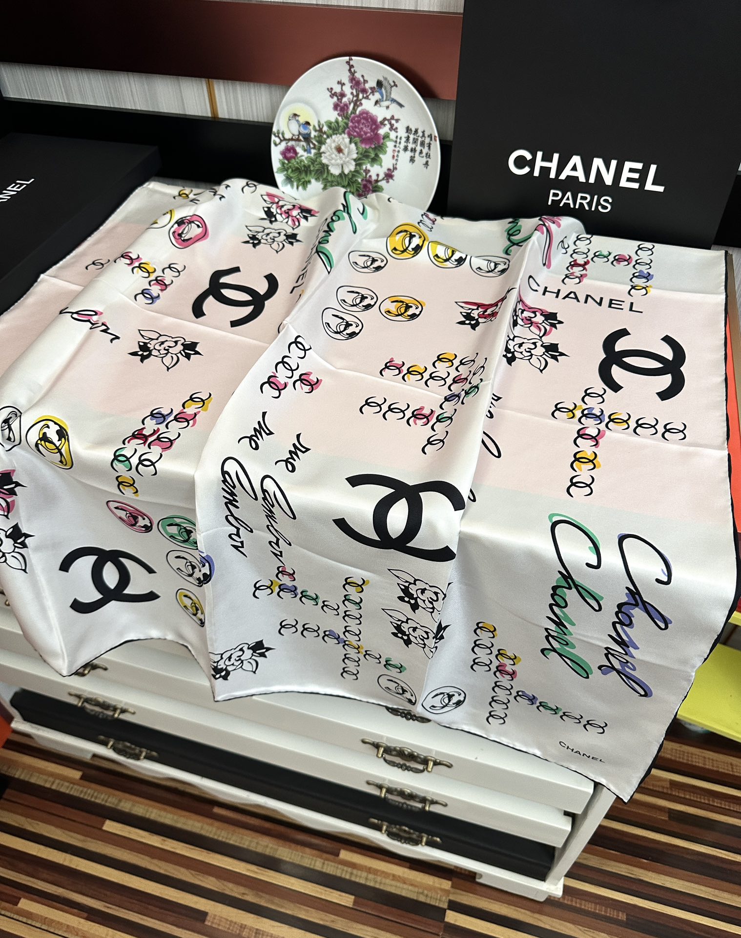 。双面同色 香奈儿18姆米 高版本👍香奶奶永远都是比较经典[發]一条印有字母Logo交织图案巧妙搭配[得