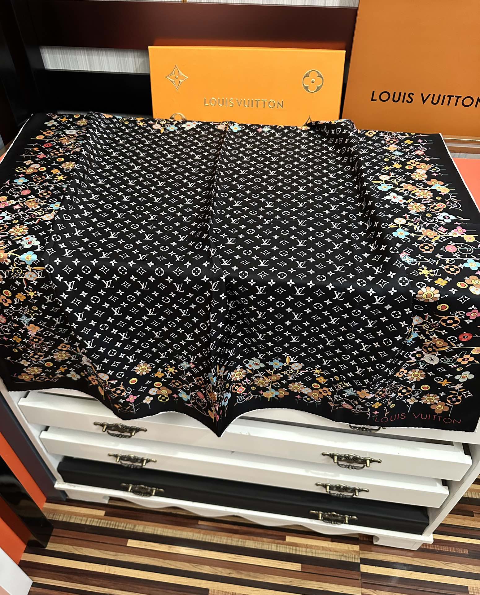 。高版本LV官网同步【双面同色】[庆祝]2025最新款“L家”通过别致的经典色彩向原创设计致敬[太阳]作