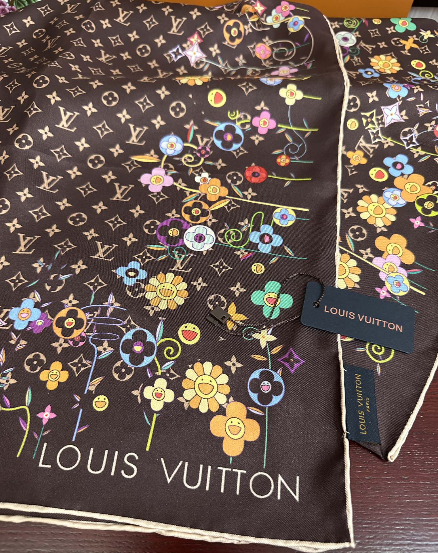 。高版本LV官网同步【双面同色】[庆祝]2025最新款“L家”通过别致的经典色彩向原创设计致敬[太阳]作