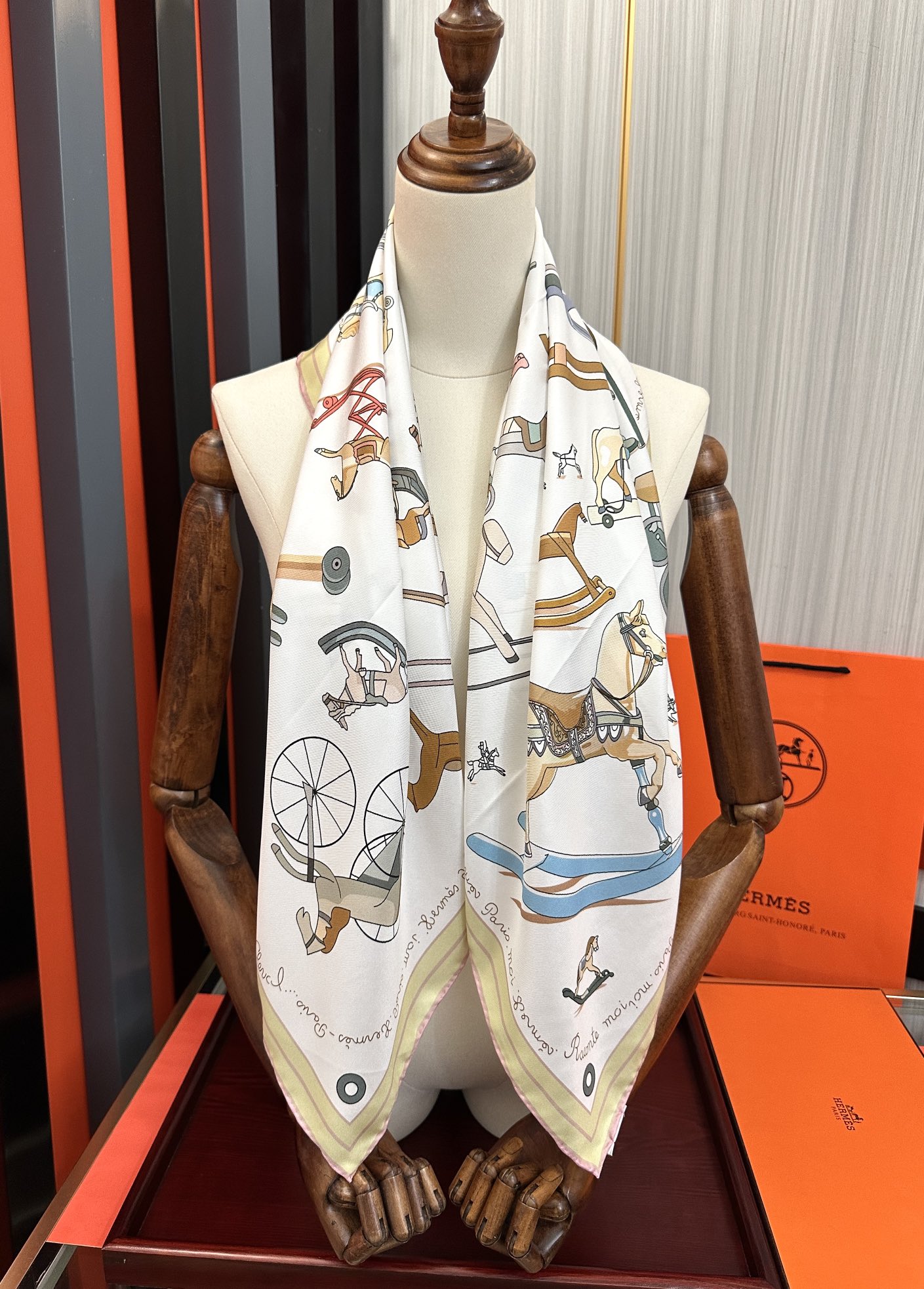 。高品质 爱马仕 【策马奔腾】官网同步 90方巾 创作渊源在比利时的圣吉尔区[嘴唇]建筑师维克多•霍塔 