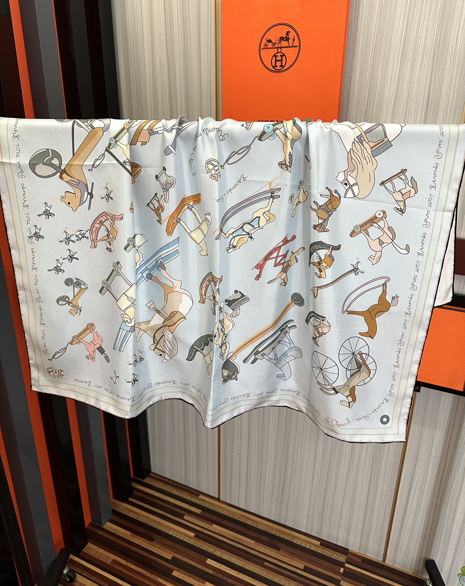 。高品质 爱马仕 【策马奔腾】官网同步 90方巾 创作渊源在比利时的圣吉尔区[嘴唇]建筑师维克多•霍塔 