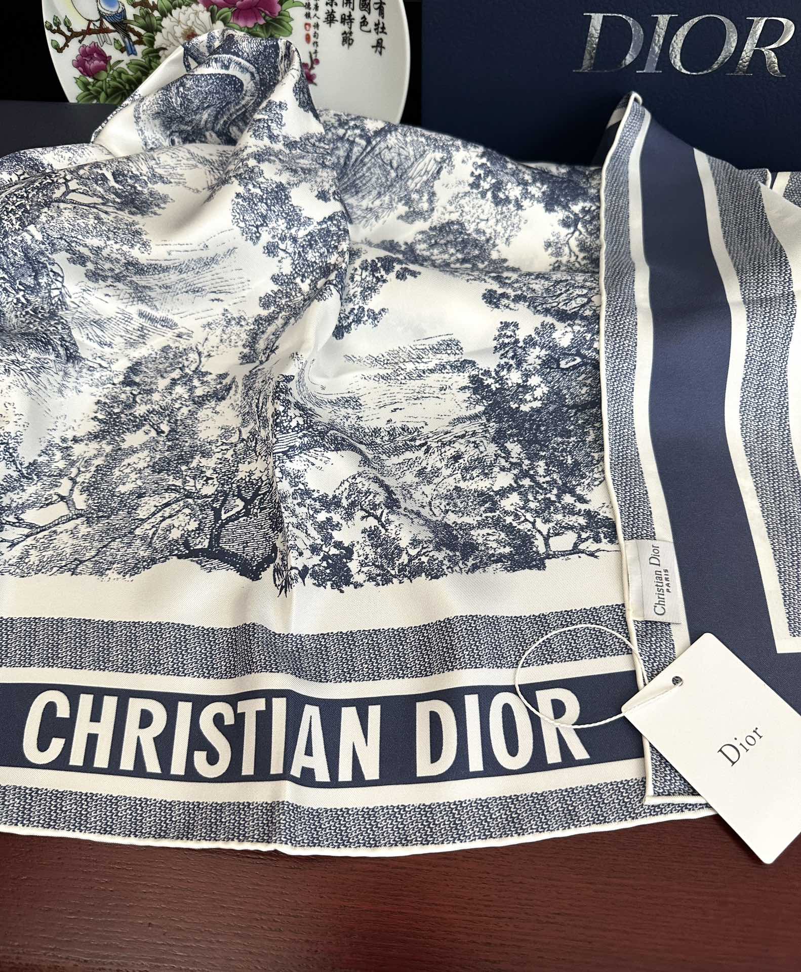 。Dior 印花方巾 2025【18姆米双面同色】[庆祝]Sauvage 茹伊印花这款方巾以经典的 Sa