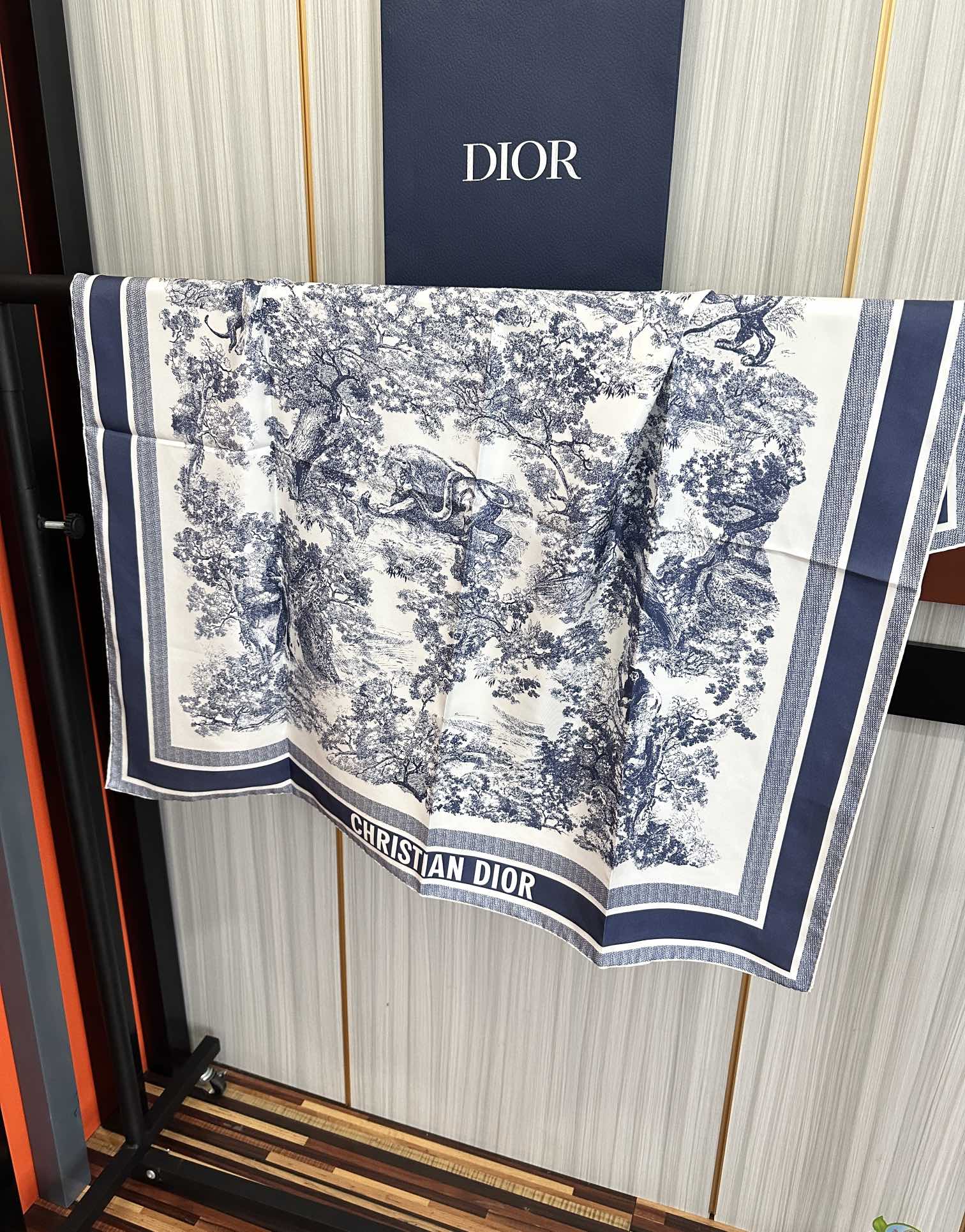 。Dior 印花方巾 2025【18姆米双面同色】[庆祝]Sauvage 茹伊印花这款方巾以经典的 Sa