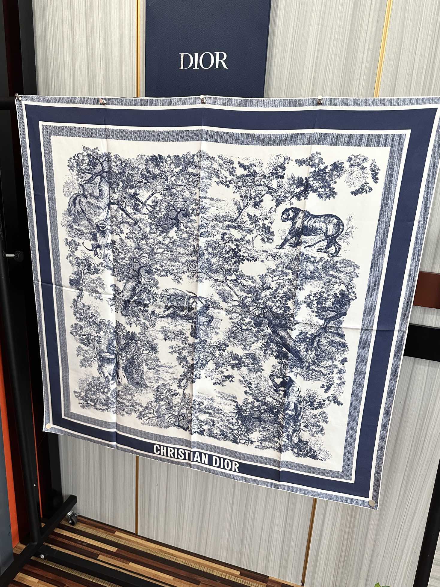 。Dior 印花方巾 2025【18姆米双面同色】[庆祝]Sauvage 茹伊印花这款方巾以经典的 Sa