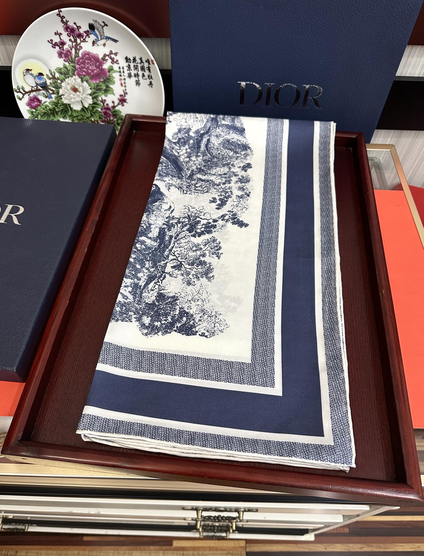 。Dior 印花方巾 2025【18姆米双面同色】[庆祝]Sauvage 茹伊印花这款方巾以经典的 Sa