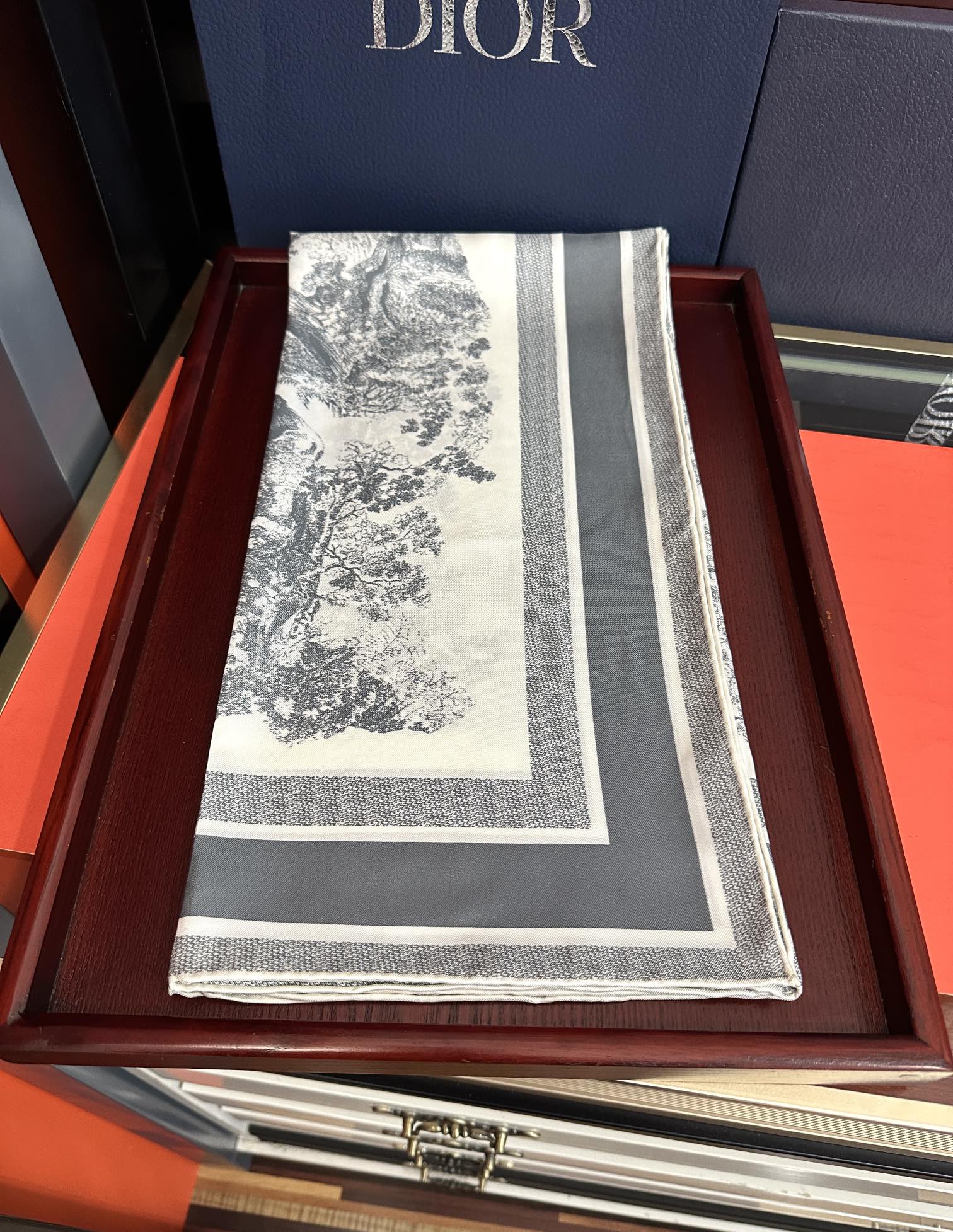 。Dior 印花方巾 2025【18姆米双面同色】[庆祝]Sauvage 茹伊印花这款方巾以经典的 Sa