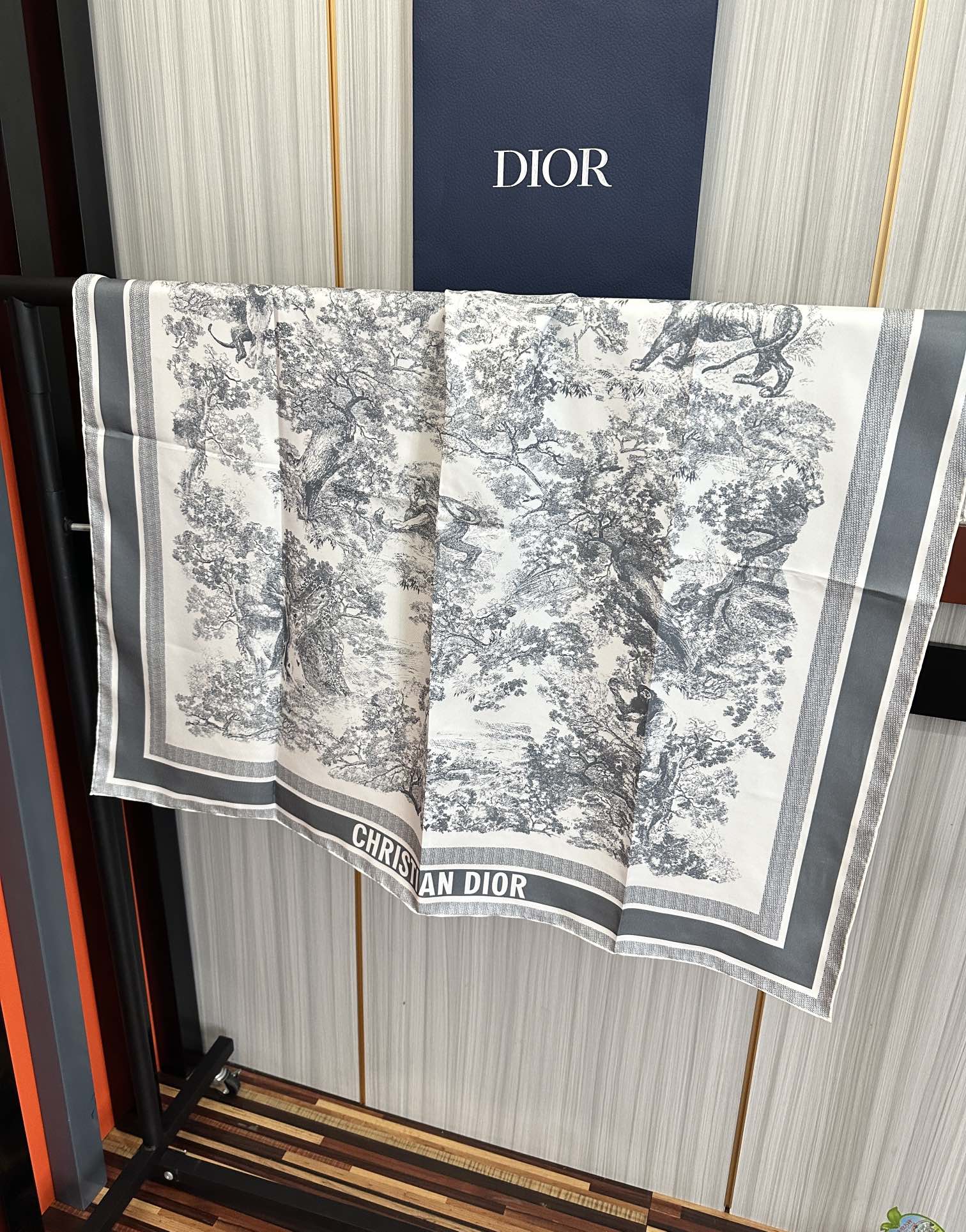 。Dior 印花方巾 2025【18姆米双面同色】[庆祝]Sauvage 茹伊印花这款方巾以经典的 Sa