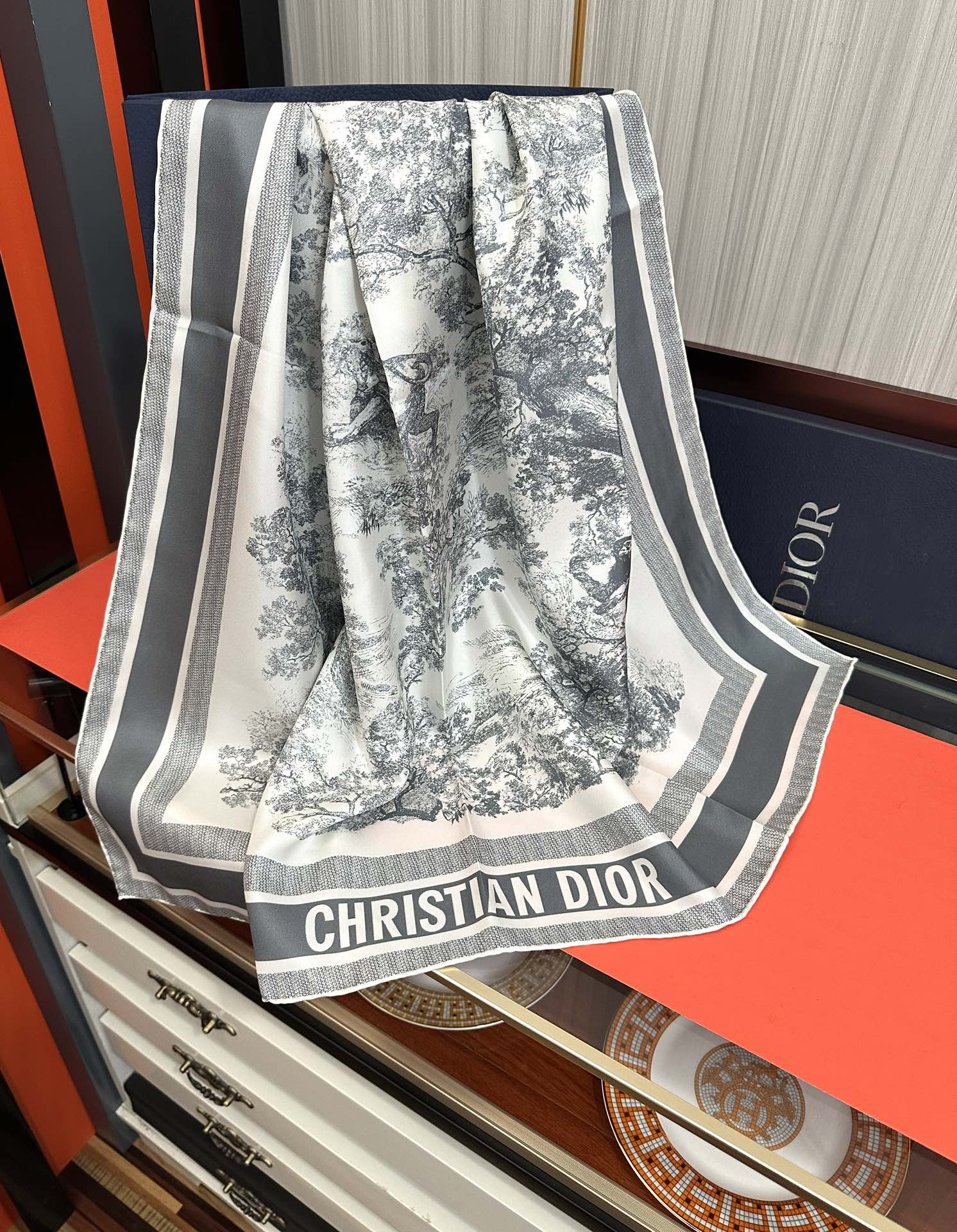 。Dior 印花方巾 2025【18姆米双面同色】[庆祝]Sauvage 茹伊印花这款方巾以经典的 Sa