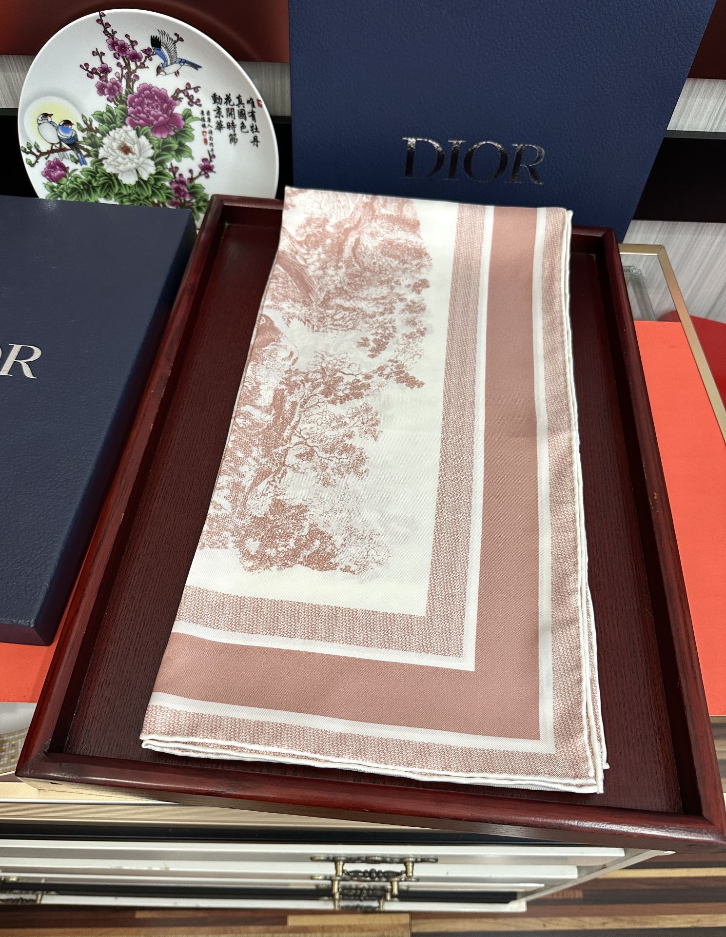 。Dior 印花方巾 2025【18姆米双面同色】[庆祝]Sauvage 茹伊印花这款方巾以经典的 Sa