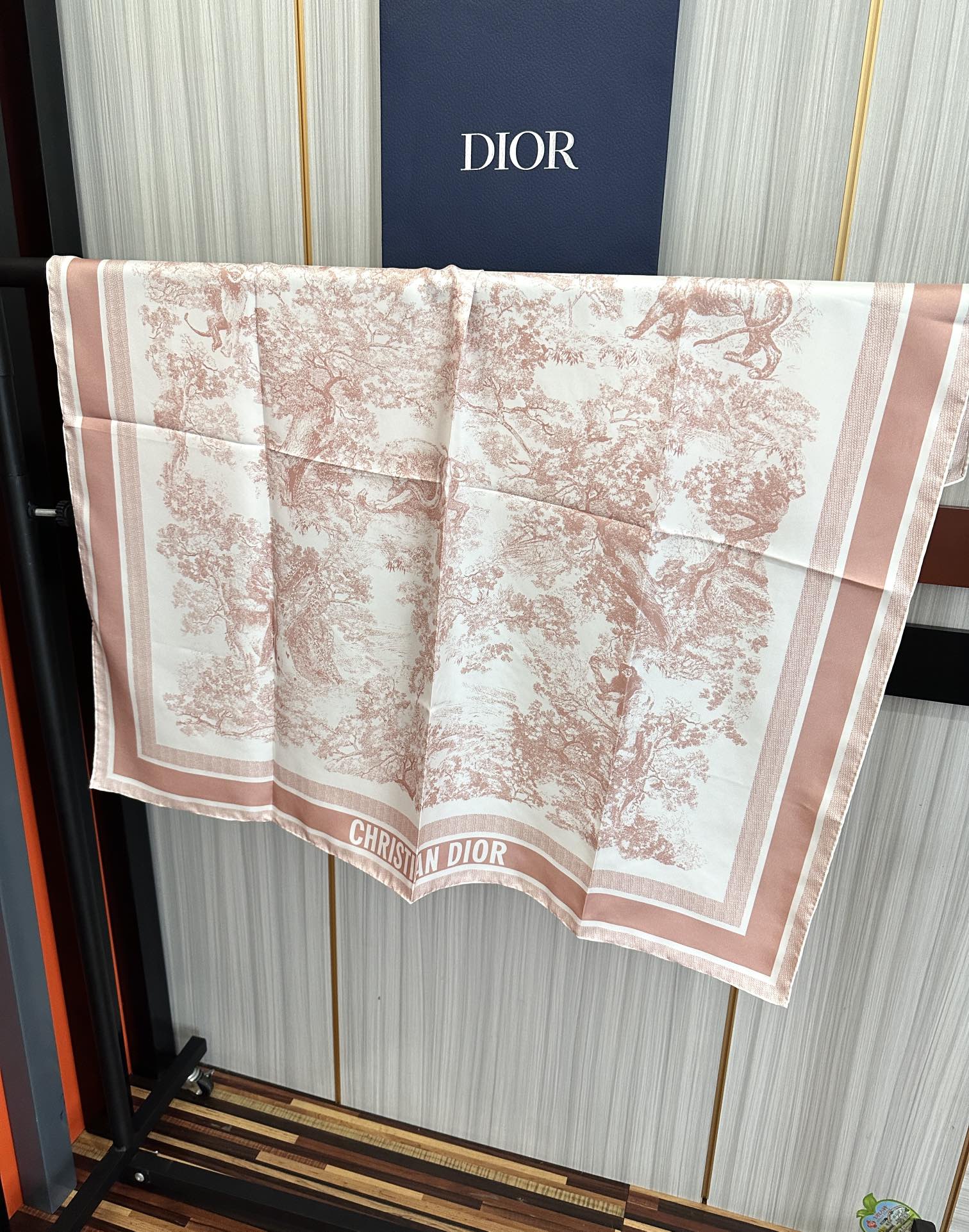 。Dior 印花方巾 2025【18姆米双面同色】[庆祝]Sauvage 茹伊印花这款方巾以经典的 Sa