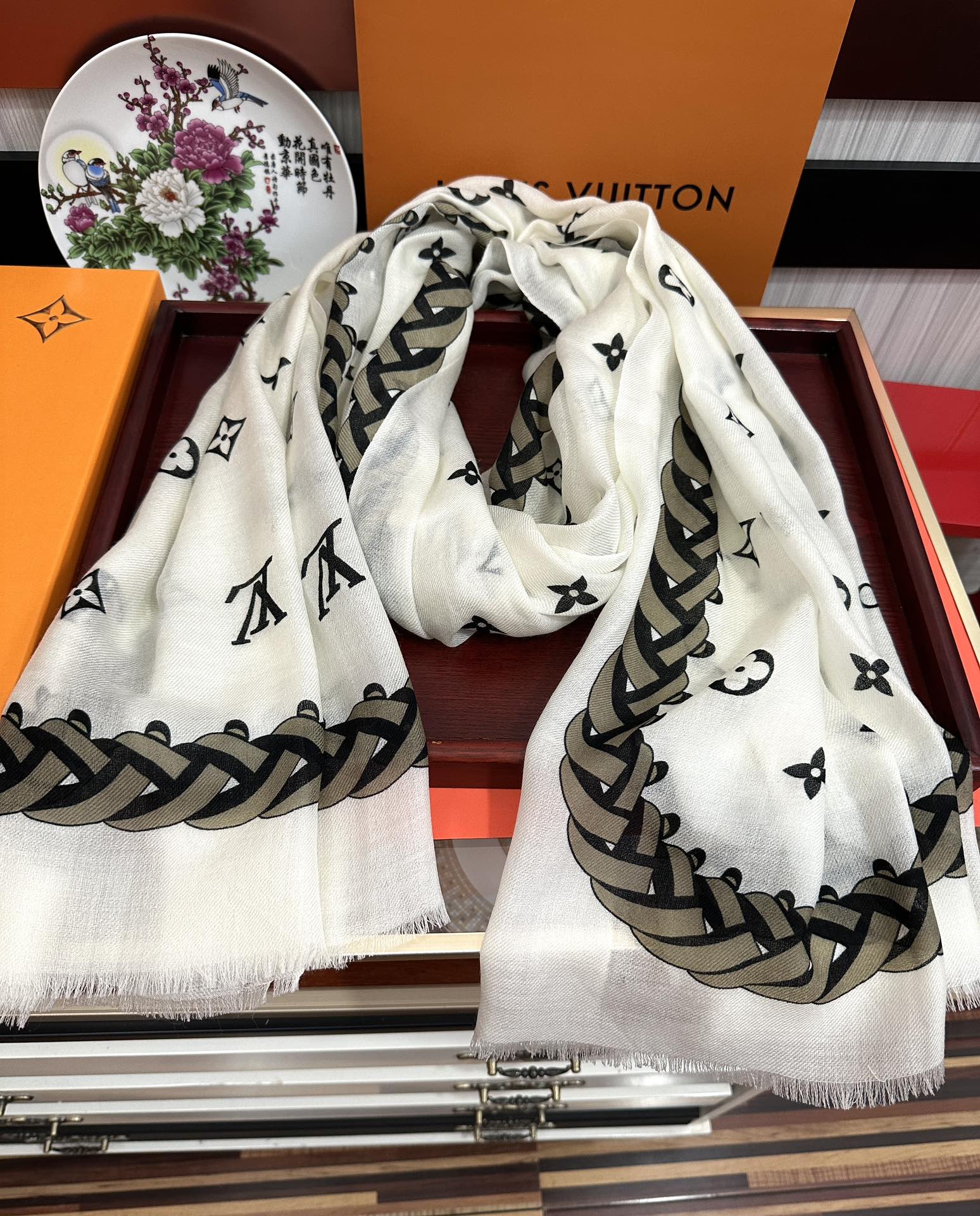 。 L v家 2025最新款‼️真心赞👍【戒指绒长巾】😘💍实物真心美 🎀披肩配以印花💓💃🏻无论设计喷绘都