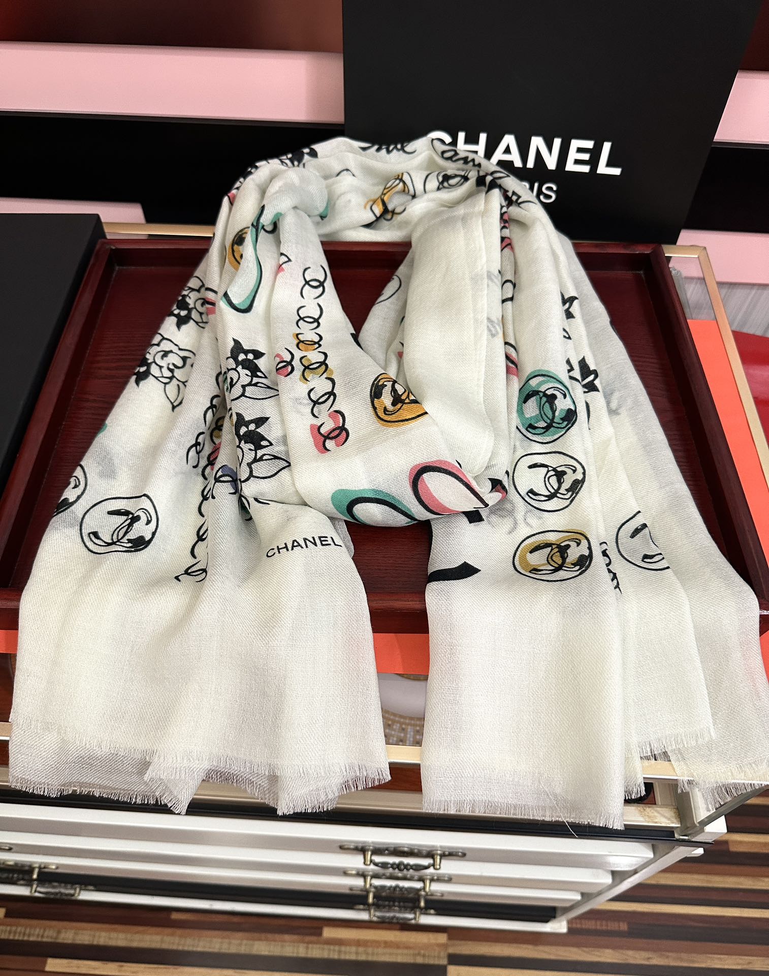 。新款 太美了 小香[嘴唇]2025最新系列 必备款 顶级设计太美了，真心赞👍😘💍实物真心美 🎀披肩配以