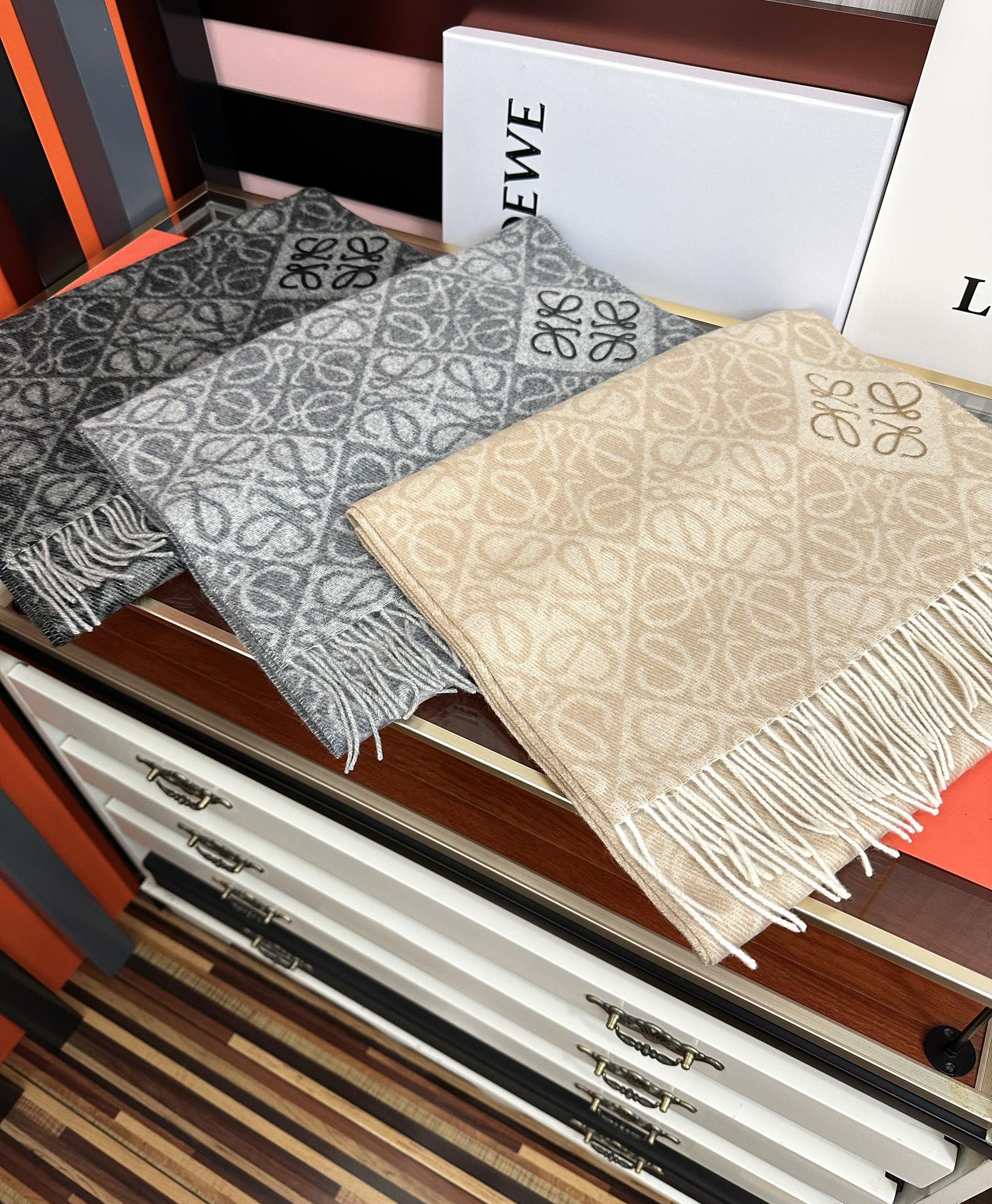 。罗意威2025 ZG最新款[庆祝] 棋盘格提花围巾[太阳]经典棋盘格矩阵设计高端设计[玫瑰] 不挑年龄