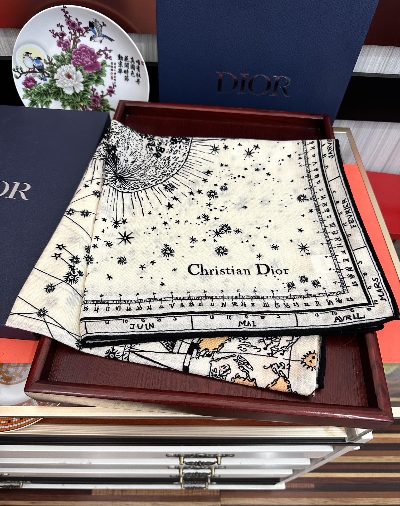 上新❤️迪奥 【双面同色地球图案】经典优雅[礼物]~气质到骨子里[色]新一季的面料超高级，真心超级柔软，