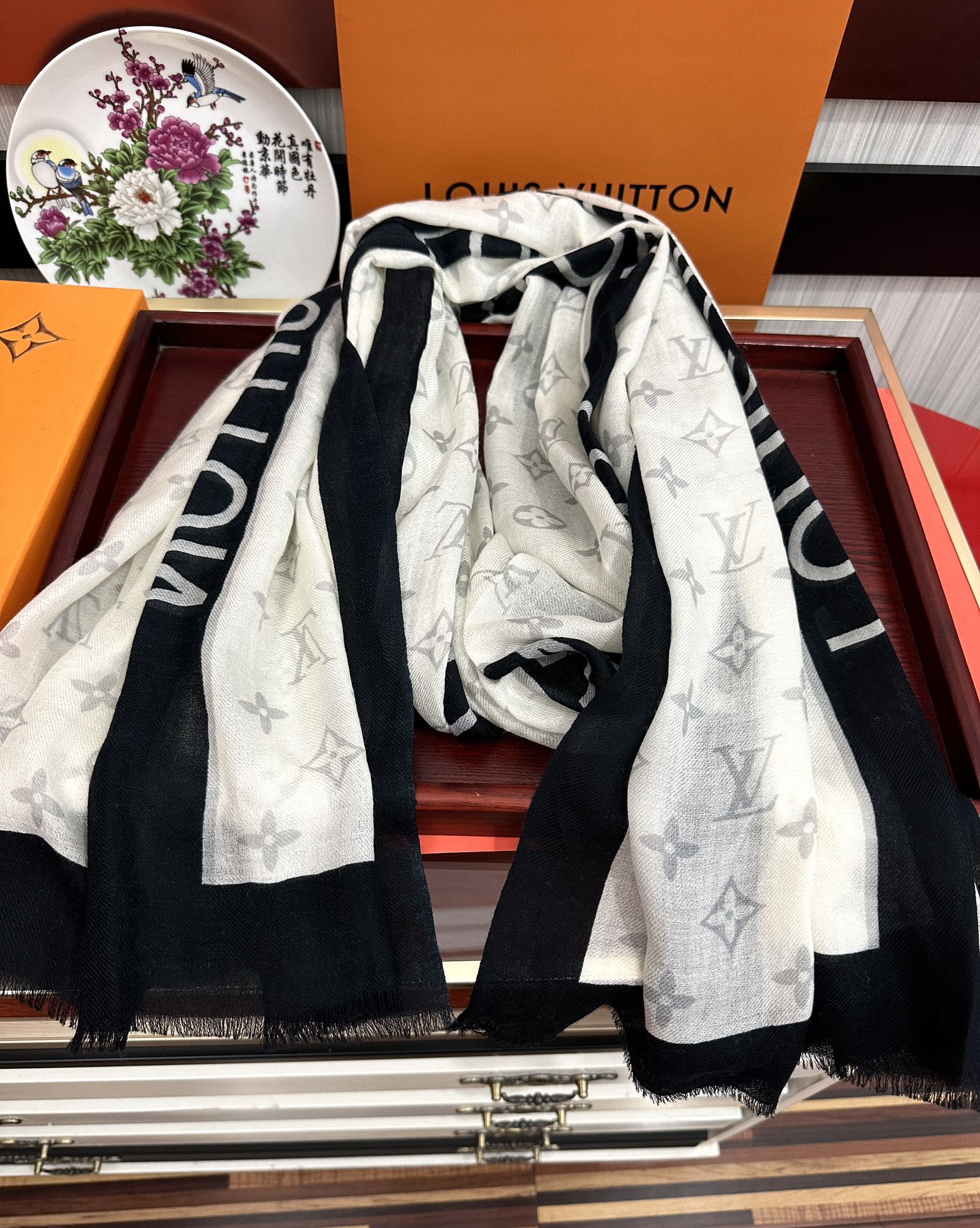 上新 L家 2025 最新款‼️真心赞👍【双面戒指绒长巾】😘💍实物真心美 🎀披肩配以印花💓💃🏻无论设计喷