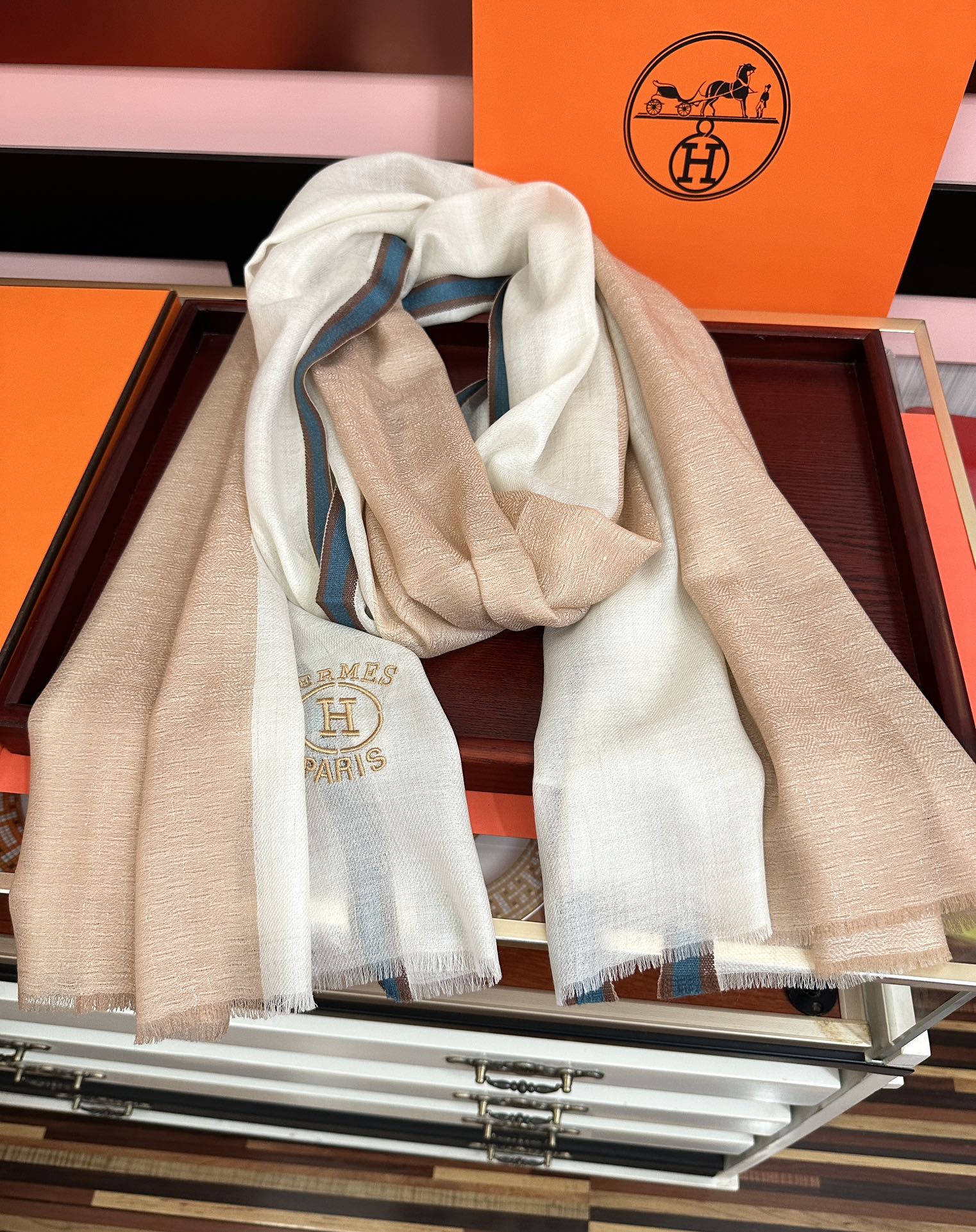 新款。2010爱马士🧣太美了[庆祝]万众瞩目经典版到货🎆最优质的年轻设计师推出的最新概念👓搭配调色纱染再