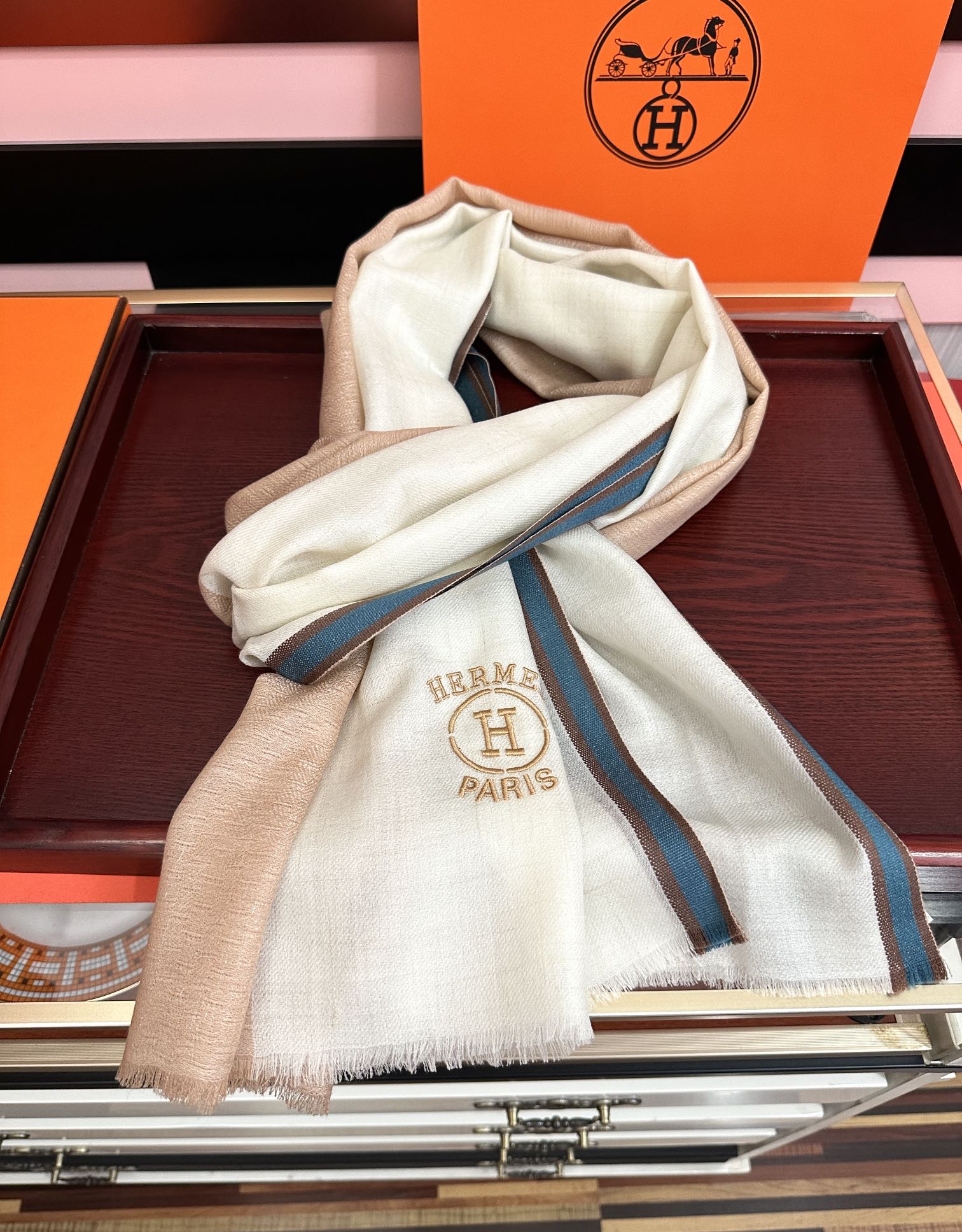 新款。2010爱马士🧣太美了[庆祝]万众瞩目经典版到货🎆最优质的年轻设计师推出的最新概念👓搭配调色纱染再