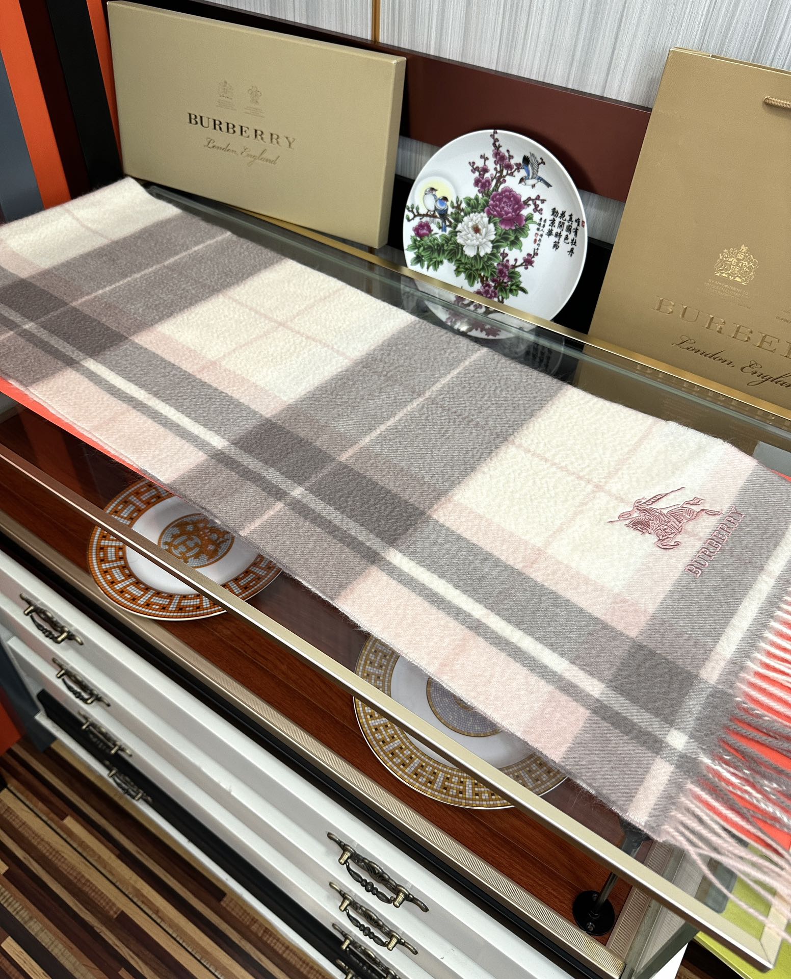 。85%山羊绒 2025巴宝【刺绣战马】采用内蒙古顶级山羊绒，最新款男女通用情侣款👫重磅推荐💥 经典的格