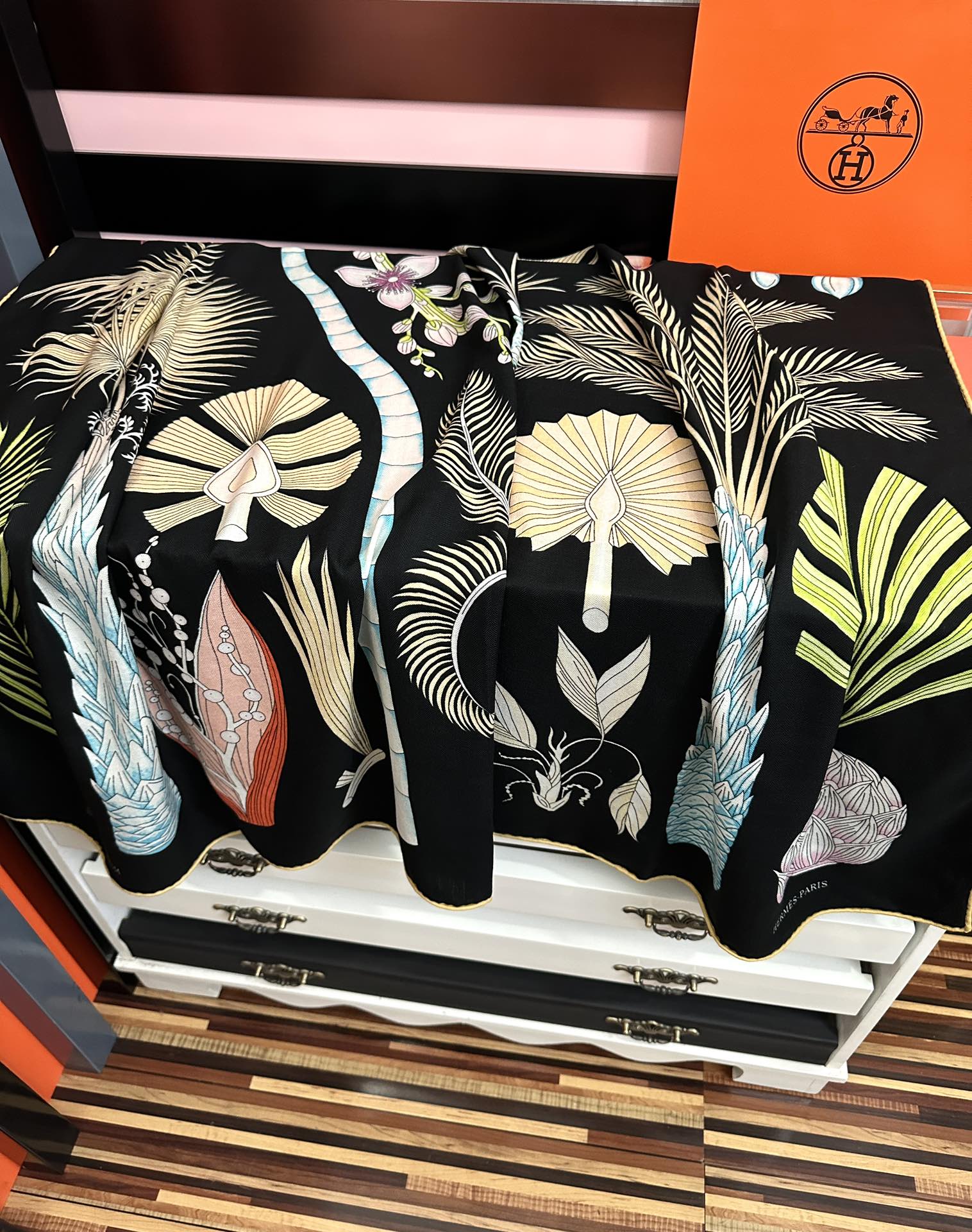 新款。2010爱马仕 ZG同步【菠萝🍍图案】[太阳]我就不推荐了回头分享一下部分复刻款的老款信息资料供大