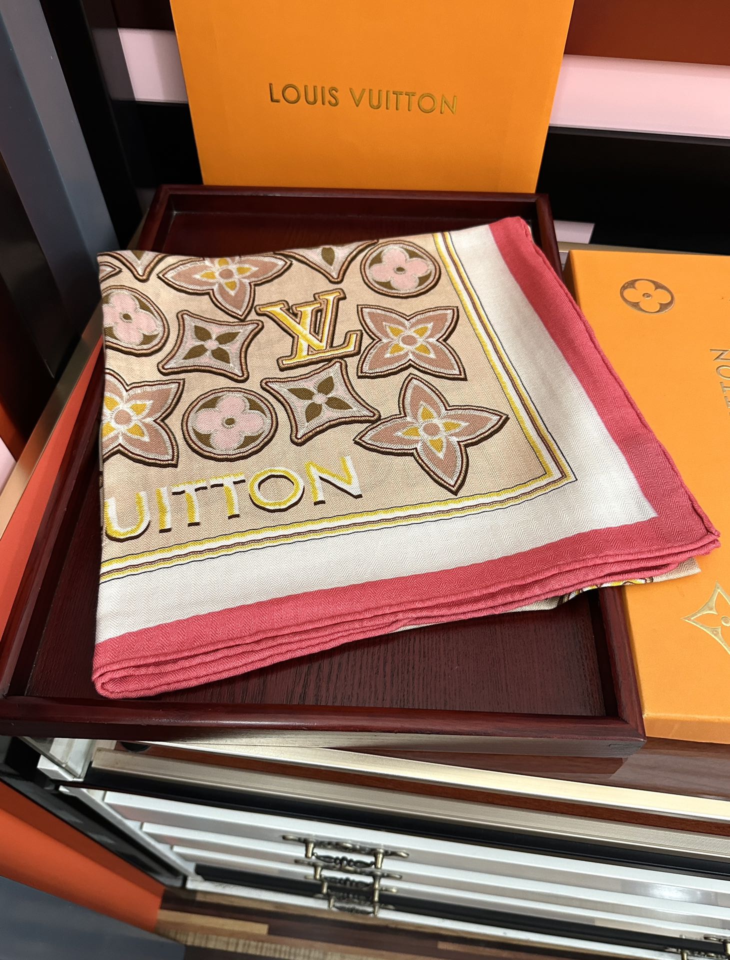 新款 ❤️LV 2025经典优雅[礼物]~气质到骨子里[色]新一季的面料超高级，真心超级柔软，丝丝顺滑[