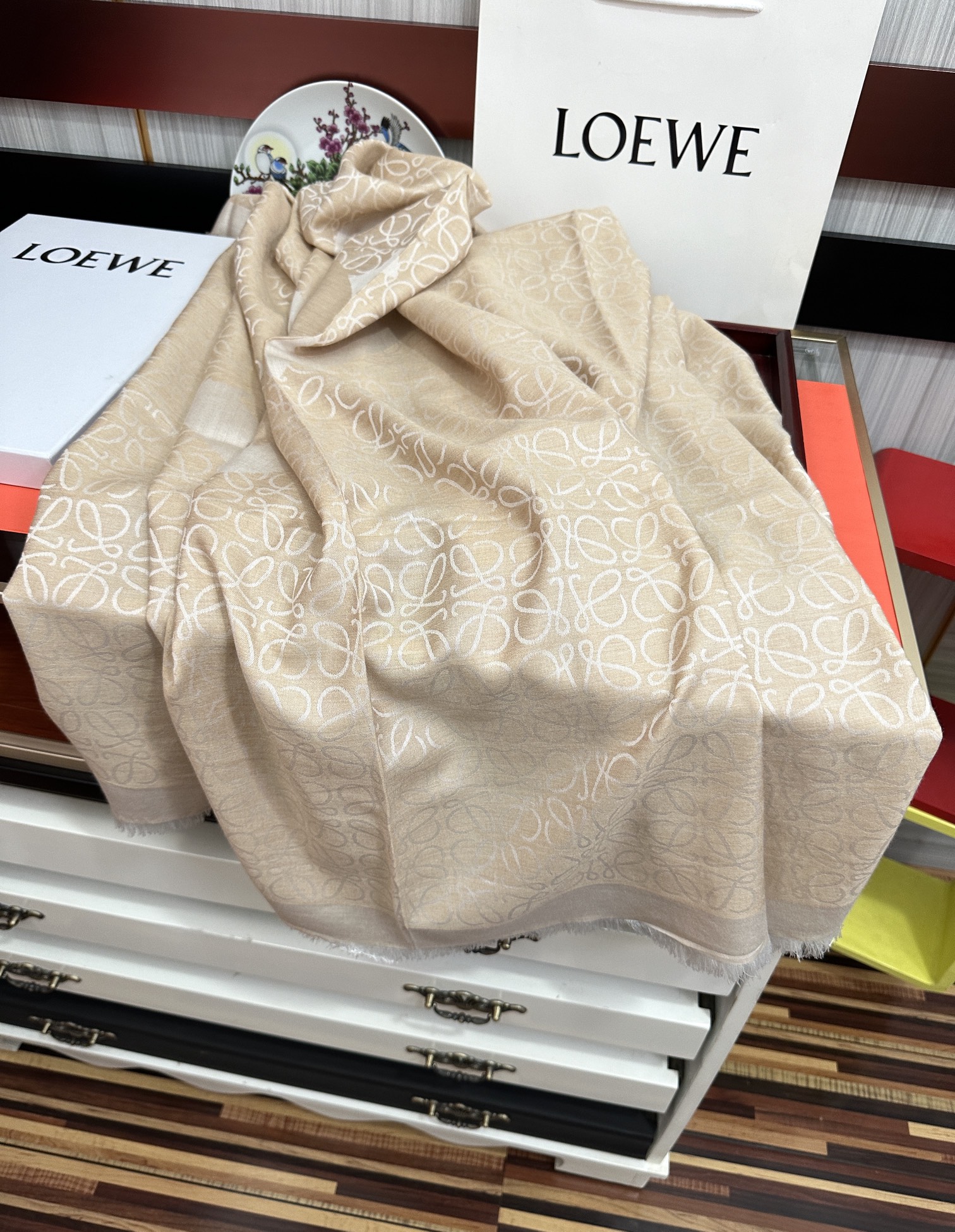 上新。罗意威【经典logo标志方巾】[太阳]很幸运拿到這个东西[爱心]真的不多见[强]很少在国內做订单[