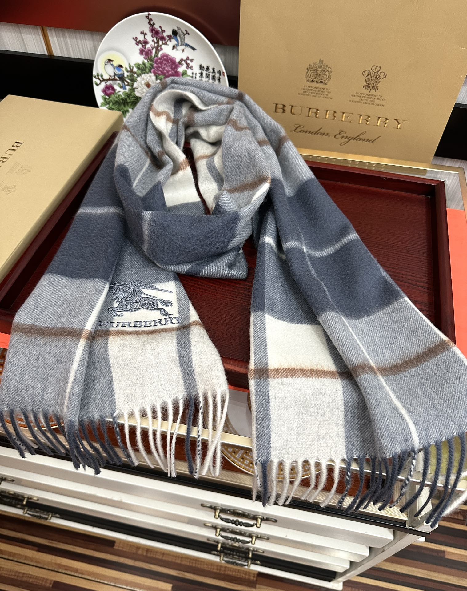 。85%山羊绒 2025 巴宝莉【刺绣战马】采用内蒙古顶级山羊绒 最新款男女通用情侣款👫重磅推荐💥 经典