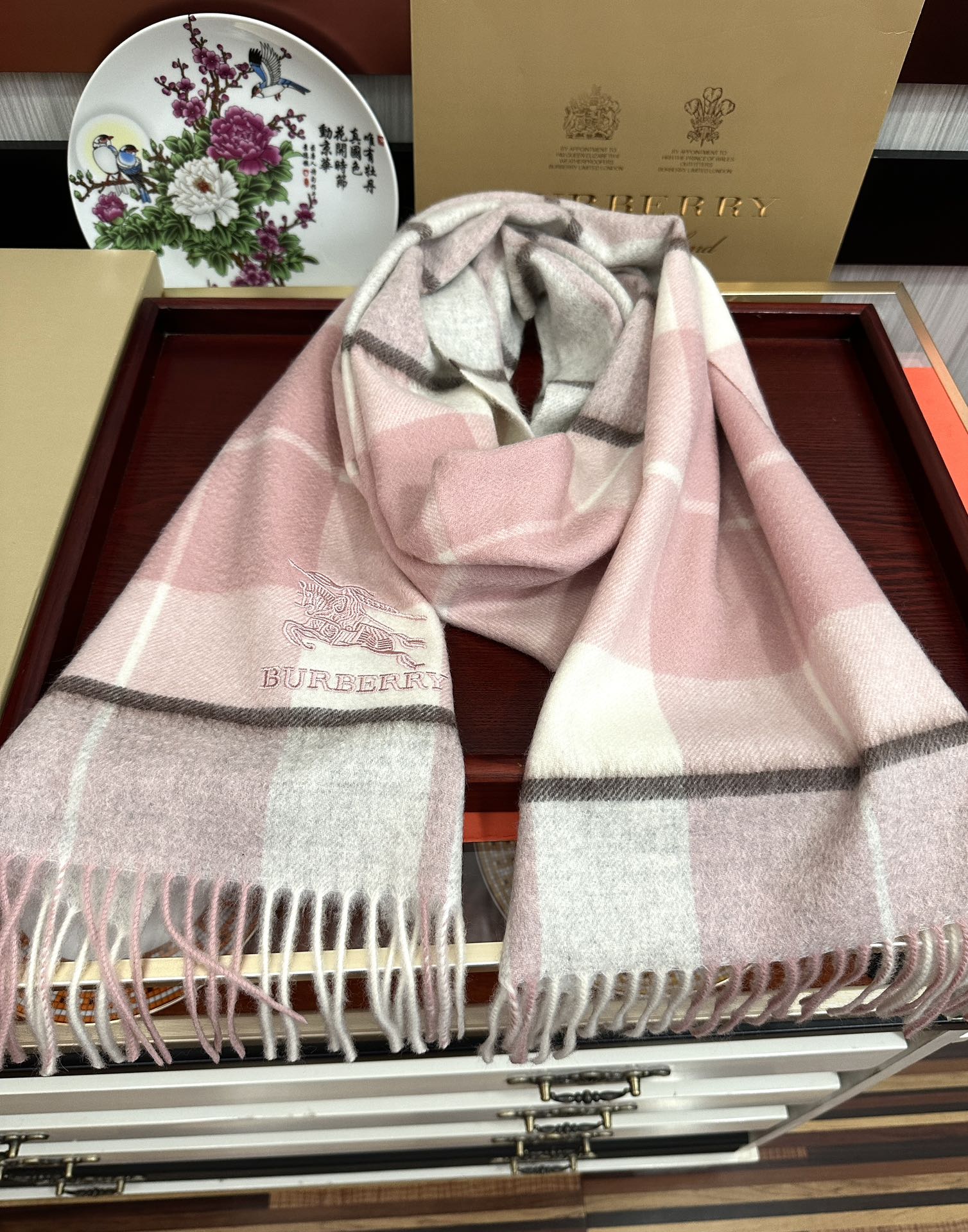 。85%山羊绒 2025 巴宝莉【刺绣战马】采用内蒙古顶级山羊绒 最新款男女通用情侣款👫重磅推荐💥 经典