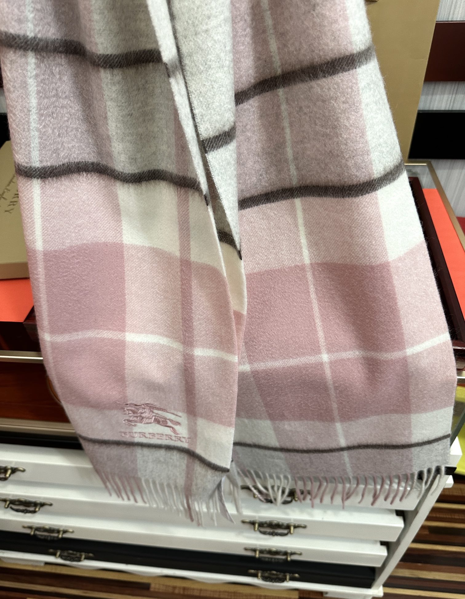 。85%山羊绒 2025 巴宝莉【刺绣战马】采用内蒙古顶级山羊绒 最新款男女通用情侣款👫重磅推荐💥 经典