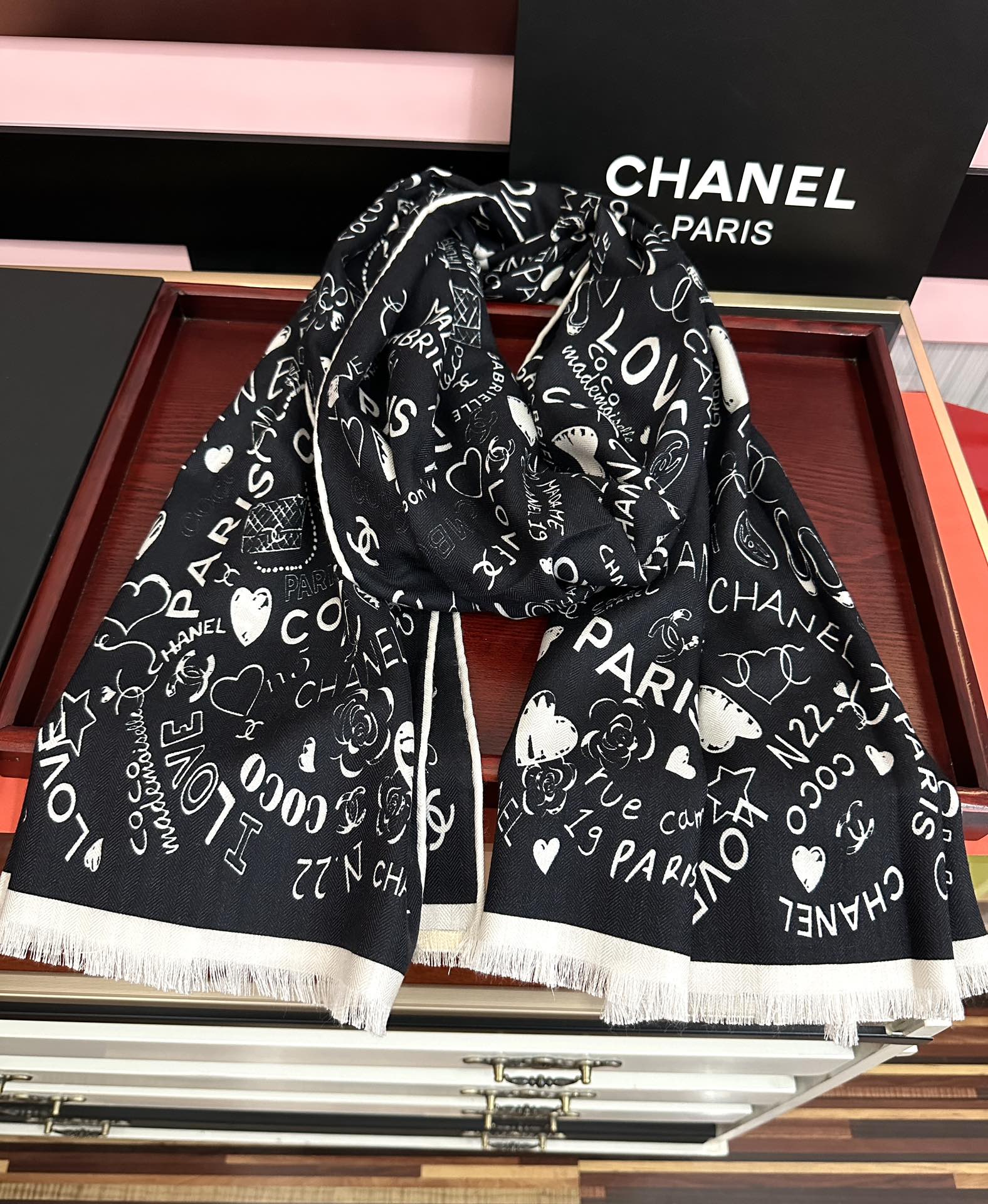 。新款 小香 双面同色 2025【coco涂鸦系列】太美了[吃瓜]下手一定要快[嘴唇]四季都可以用[勾引