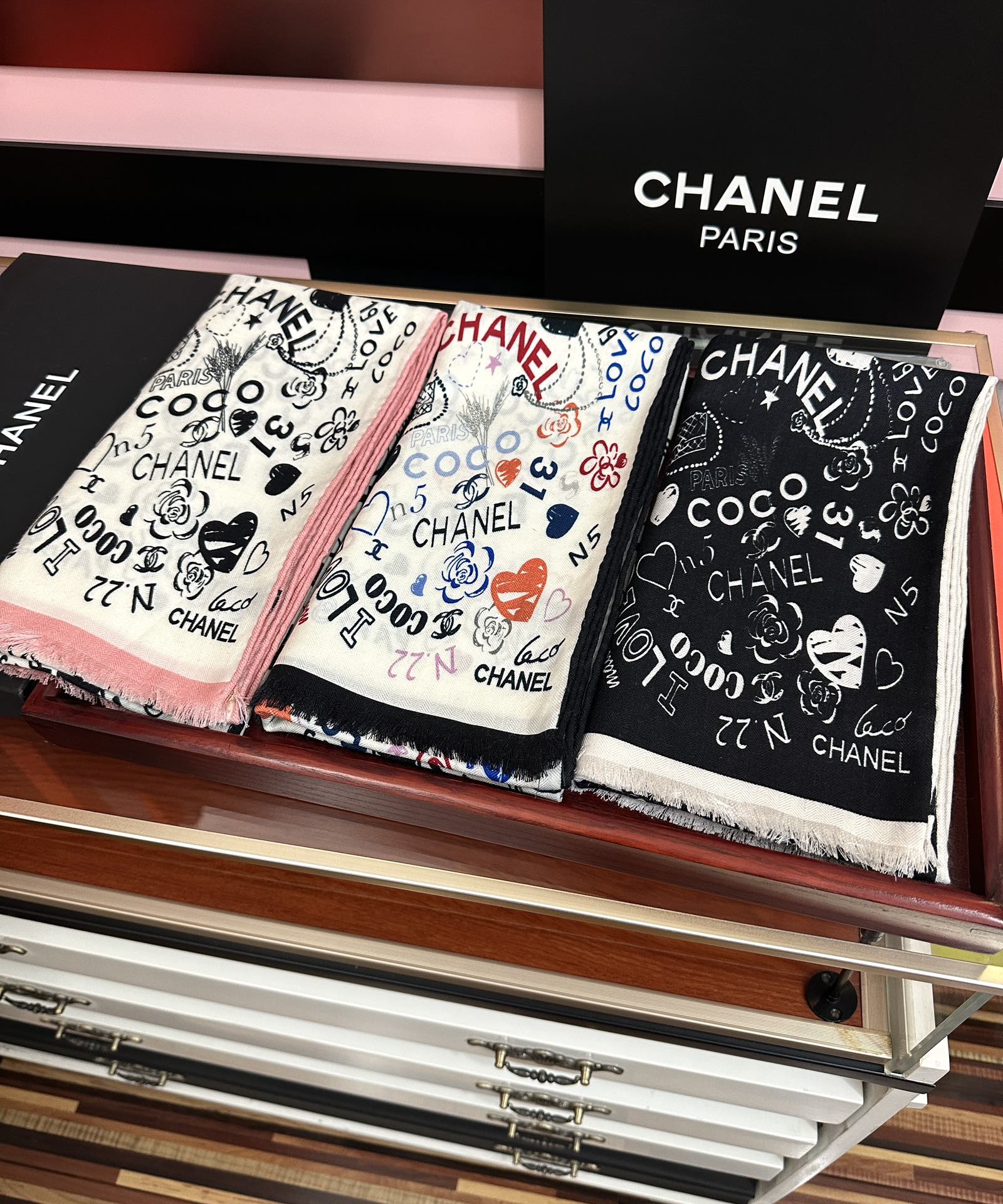 。新款 小香 双面同色 2025【coco涂鸦系列】太美了[吃瓜]下手一定要快[嘴唇]四季都可以用[勾引