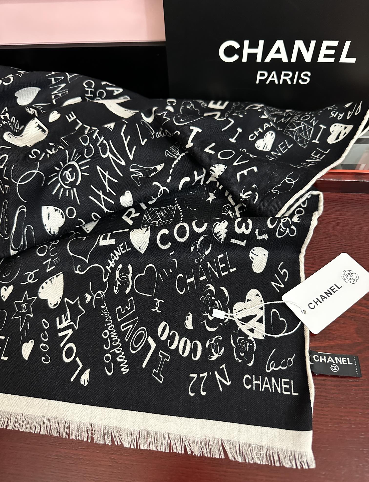 。新款 小香 双面同色 2025【coco涂鸦系列】太美了[吃瓜]下手一定要快[嘴唇]四季都可以用[勾引