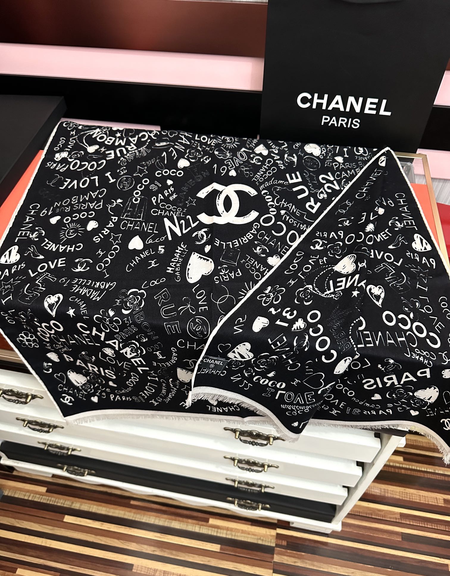 。新款 小香 双面同色 2025【coco涂鸦系列】太美了[吃瓜]下手一定要快[嘴唇]四季都可以用[勾引