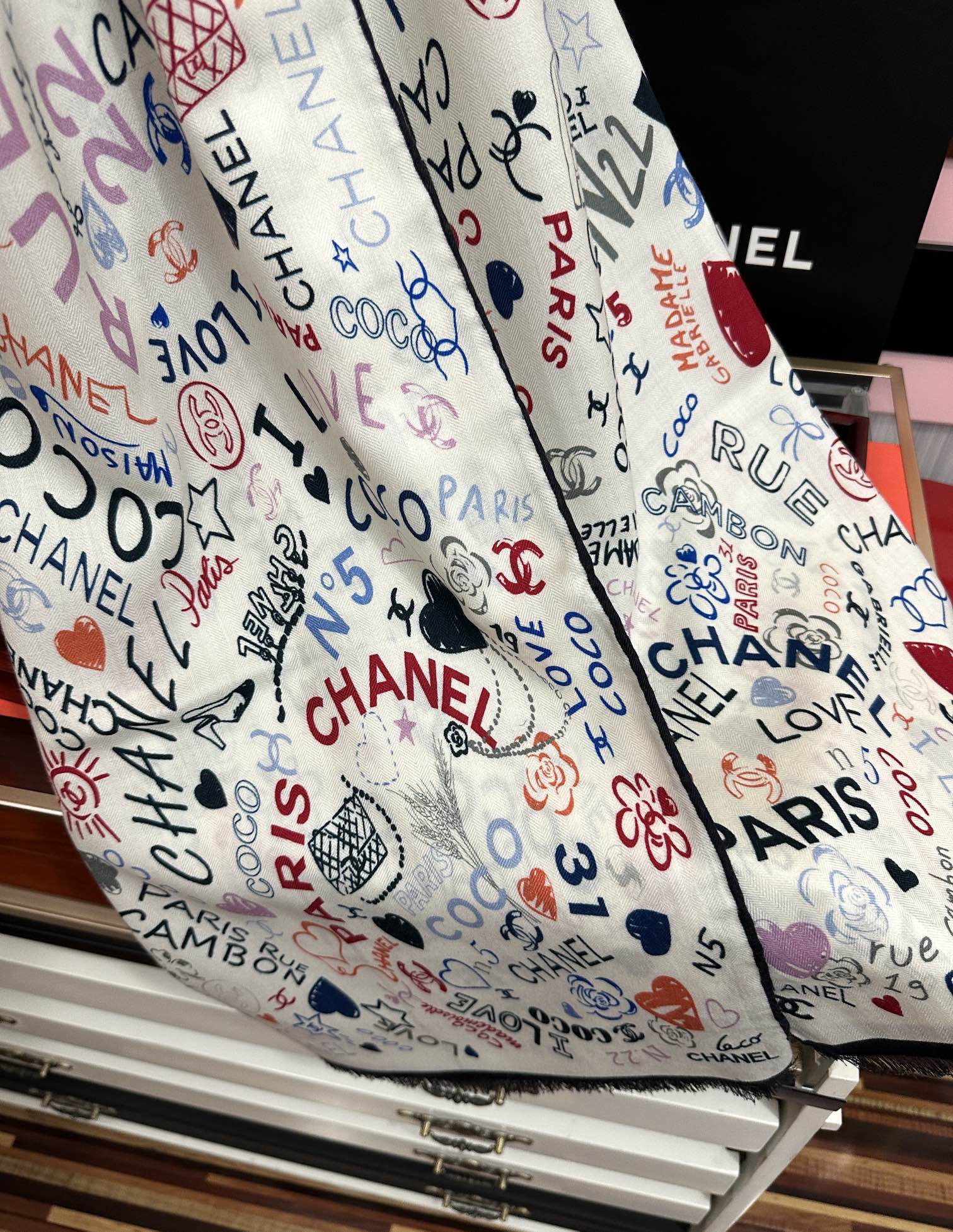 。新款 小香 双面同色 2025【coco涂鸦系列】太美了[吃瓜]下手一定要快[嘴唇]四季都可以用[勾引