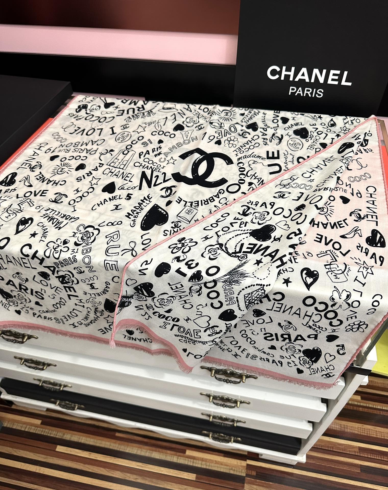 。新款 小香 双面同色 2025【coco涂鸦系列】太美了[吃瓜]下手一定要快[嘴唇]四季都可以用[勾引