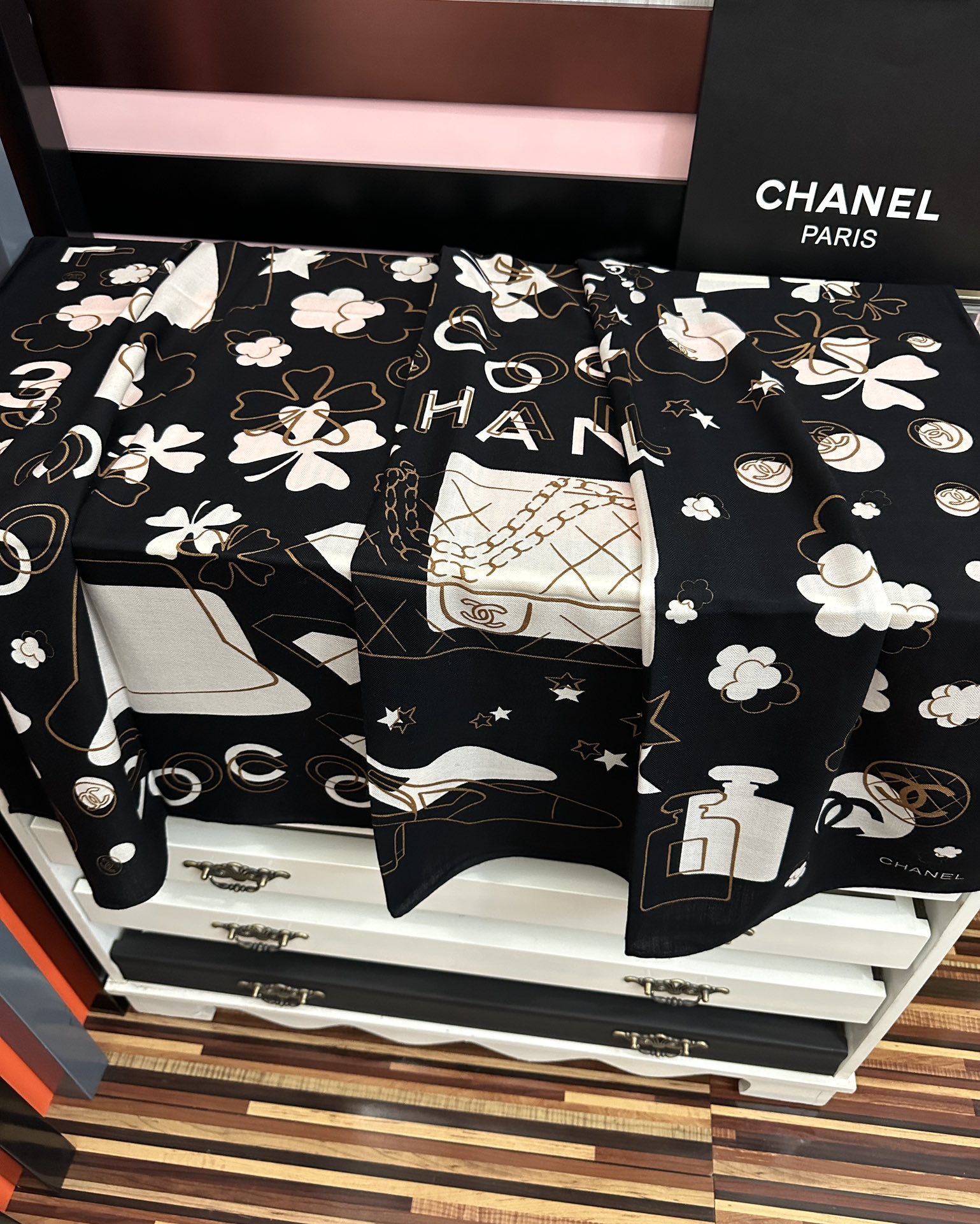 爆款❤️2025 香奈儿ZG同步 太美了 【双面同色】[發]经典茶花帽子🎩设计优雅风[礼物]~气质到骨子