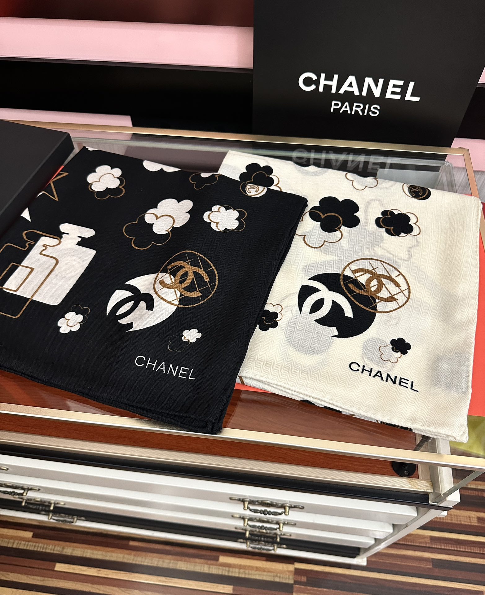 爆款❤️2025 香奈儿ZG同步 太美了 【双面同色】[發]经典茶花帽子🎩设计优雅风[礼物]~气质到骨子