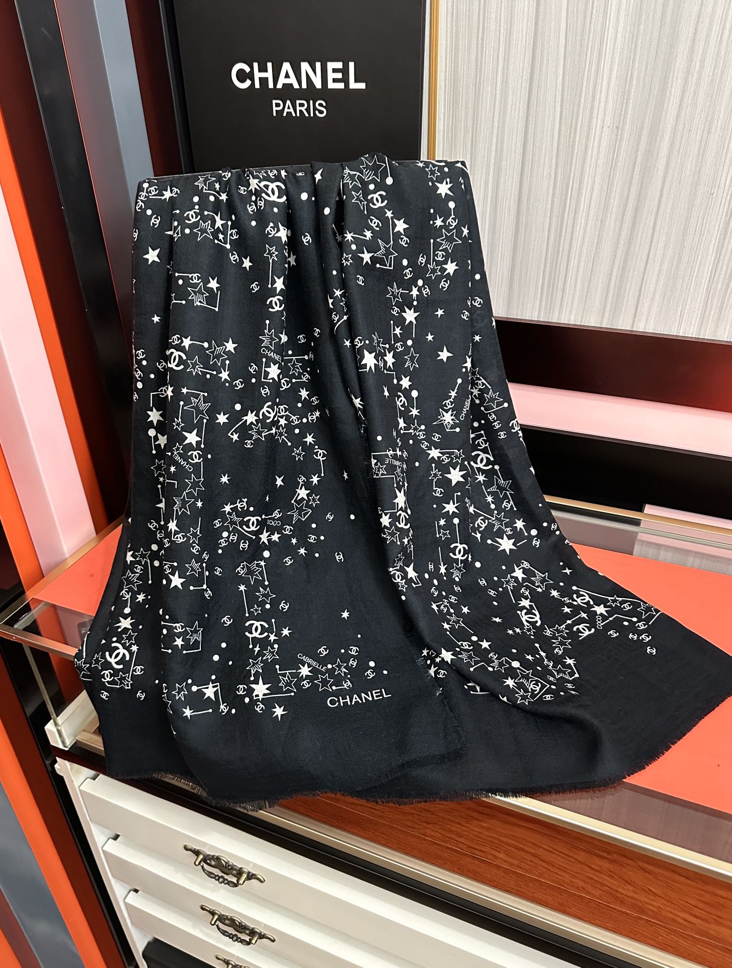 。香奈儿太美了[嘴唇]GW同步 最新款必备款 顶级设计太美了，真心赞👍😘💍实物真心美 🎀披肩配以印花💓💃