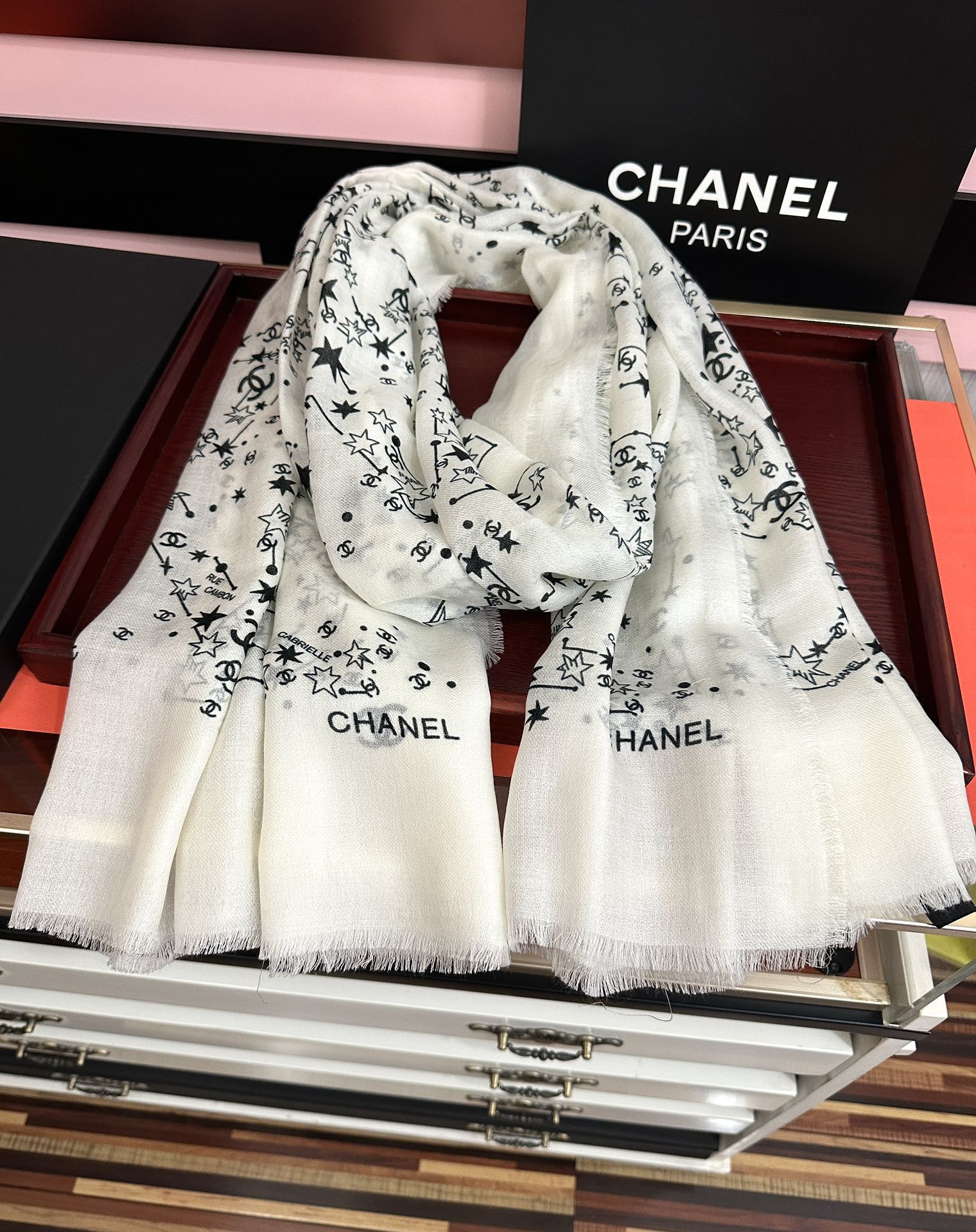 。香奈儿太美了[嘴唇]GW同步 最新款必备款 顶级设计太美了，真心赞👍😘💍实物真心美 🎀披肩配以印花💓💃