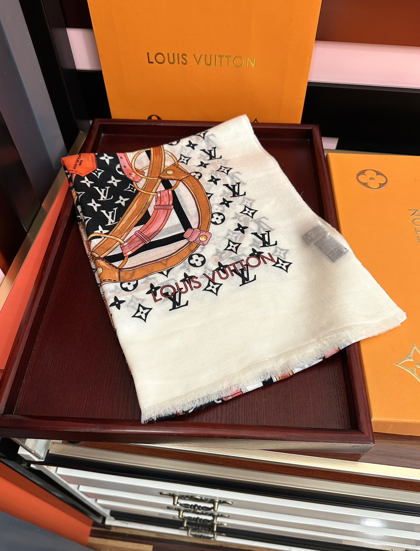 。新新 L v家 2025今年最流行的款式[得意]真心赞👍😘💍实物真心美 🎀披肩配以印花💓💃🏻无论设计喷